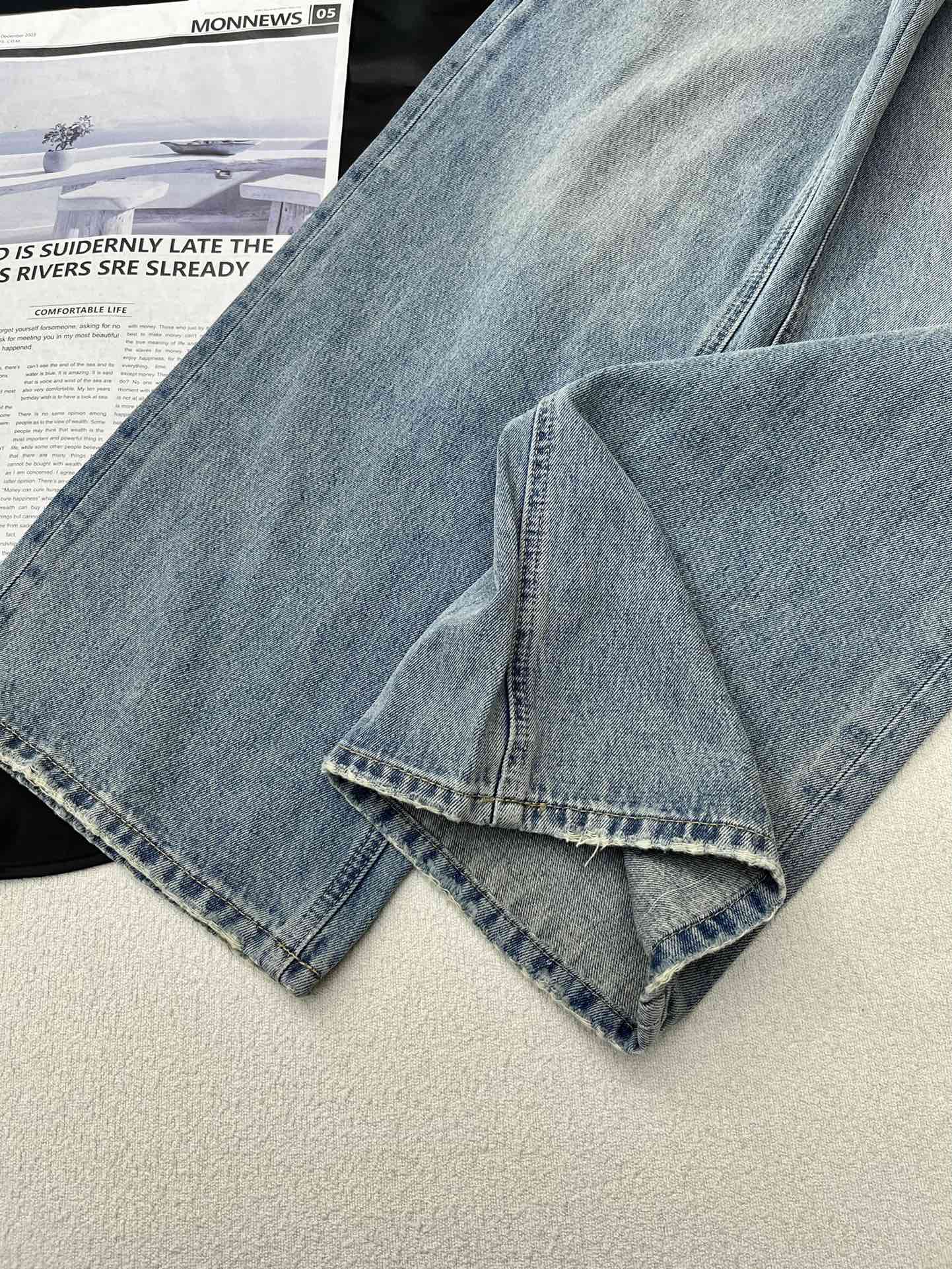 Классические джинсы Balenciaga 2403 с едва заметной надписью из страз.