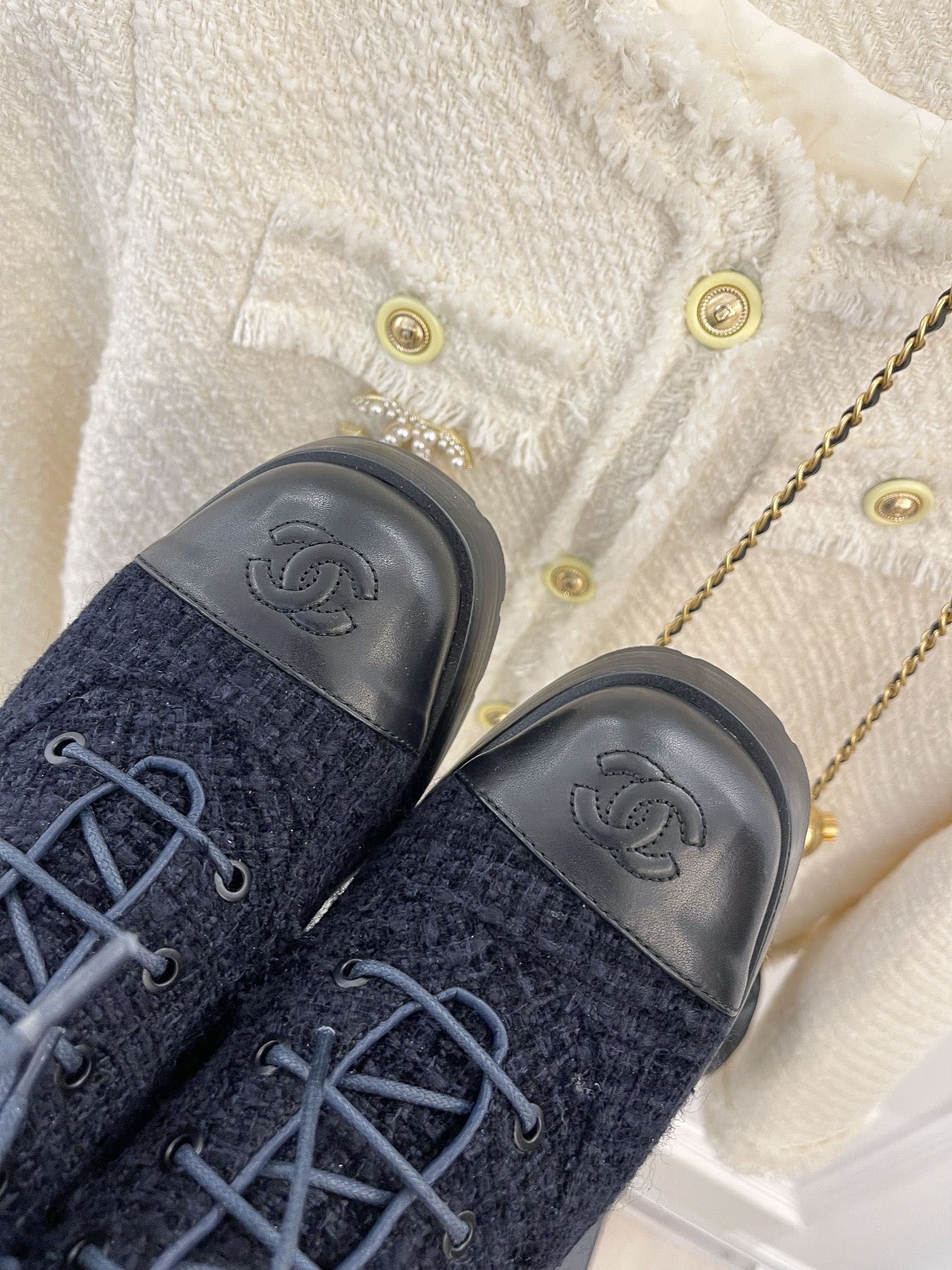 Новинка весны 2022 года от Chanel — ботильоны на шнуровке.