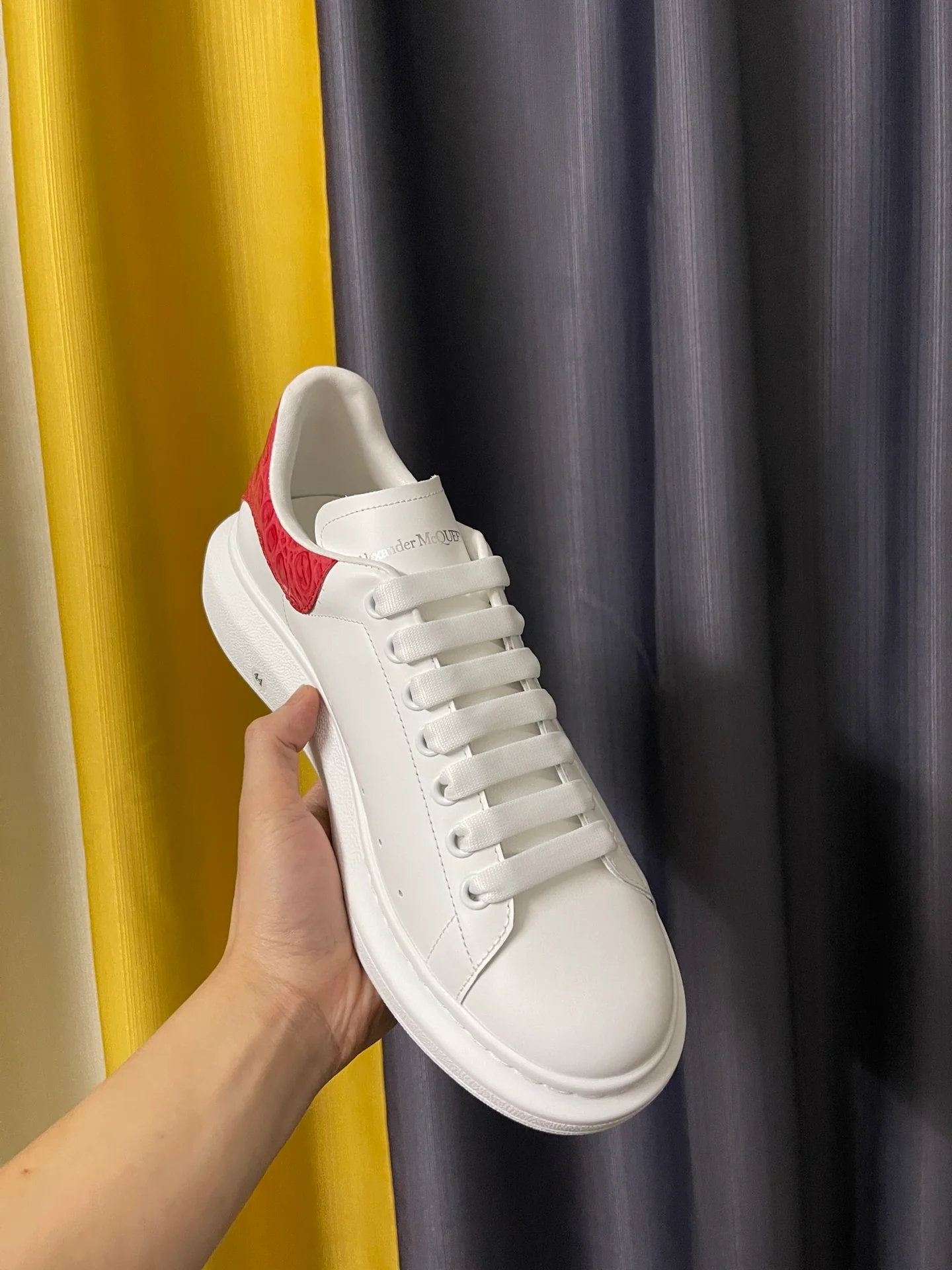 Классические белые кроссовки McQueen - унисекс - каблук с красной крокодиловой полосой