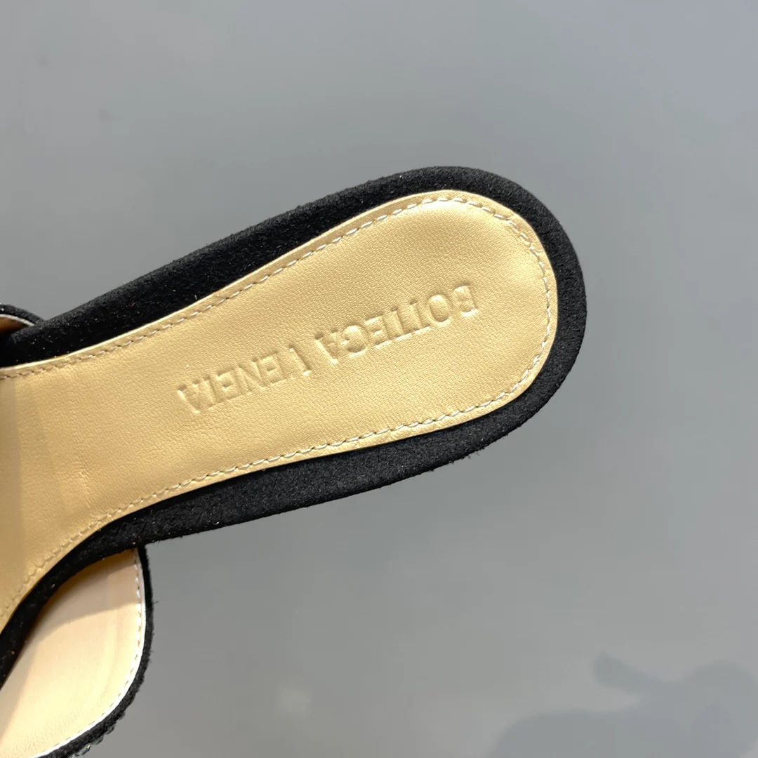 Босоножки на высоком каблуке из коллекции BV-2022, представленной на подиуме.