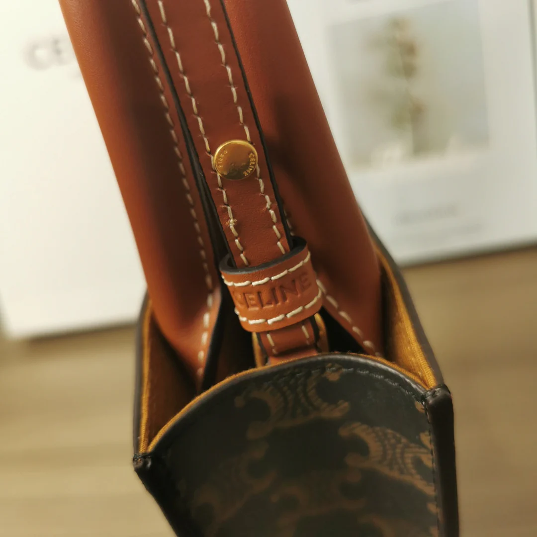 Вышивка на мини-сумке Celine