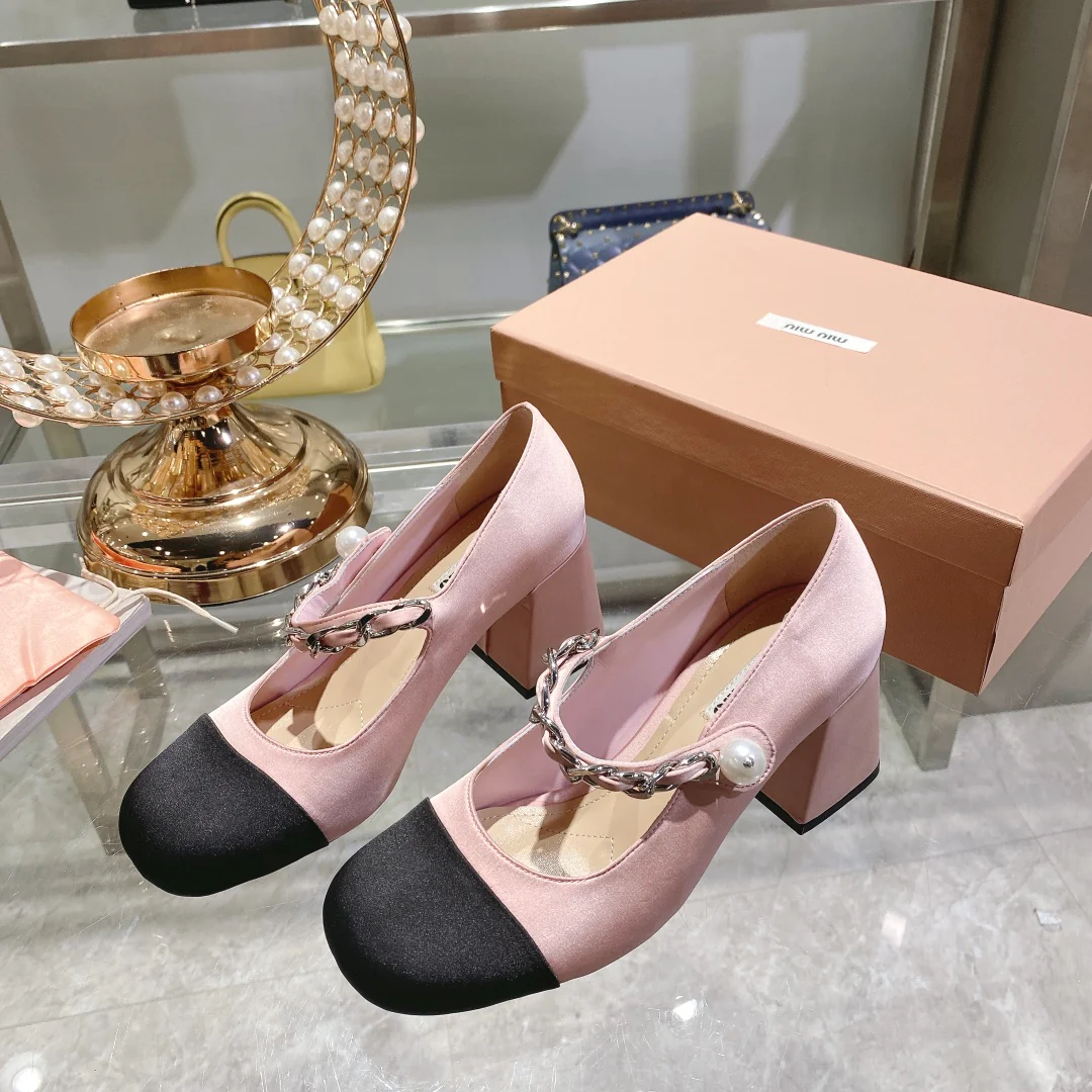 Весенняя коллекция Miu Miu 2023 - Шелковые туфли на массивном каблуке с квадратным носком - Розовые