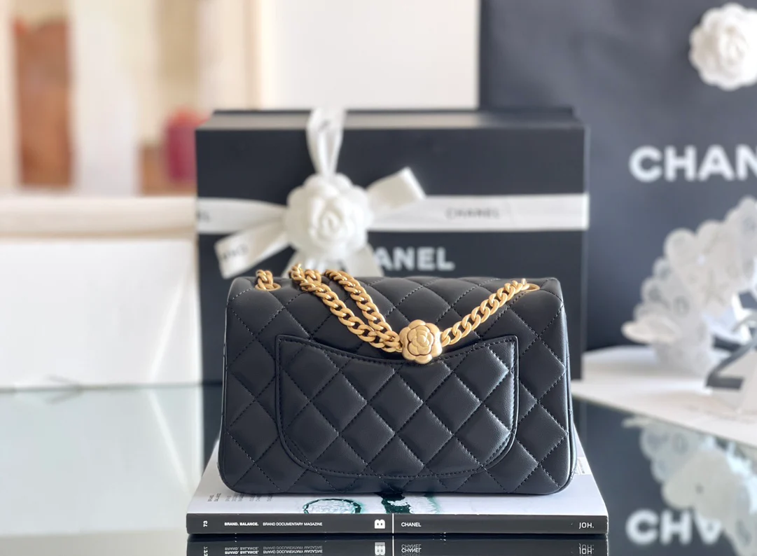 Сумка Chanel Camellia Buckle CF Square Fat Bag весна/лето 2023 — черная — 20 см