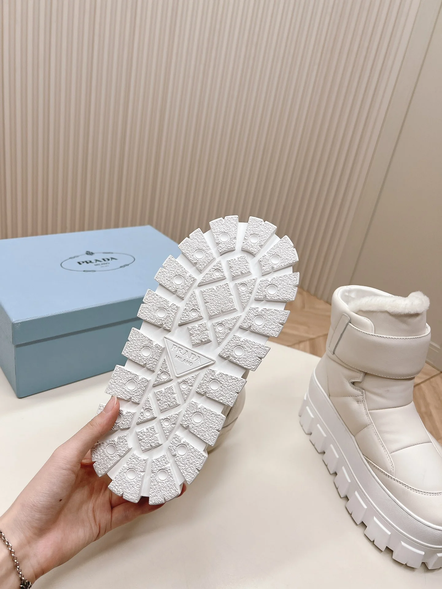 Снежные ботинки Prada 2024 на платформе с застежкой-липучкой - белые