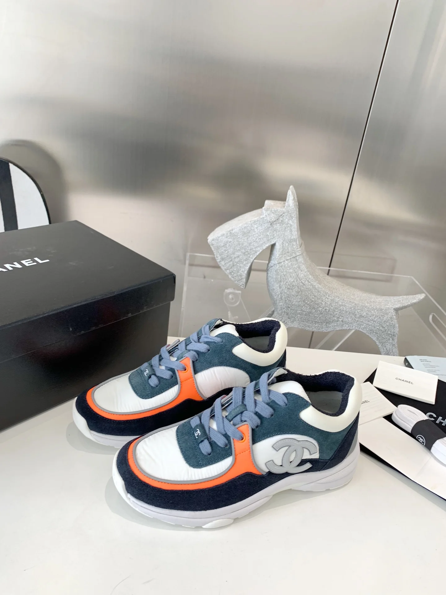 Новинка сезона осень/зима 2022 от Chanel - Спортивные повседневные туфли - Черные