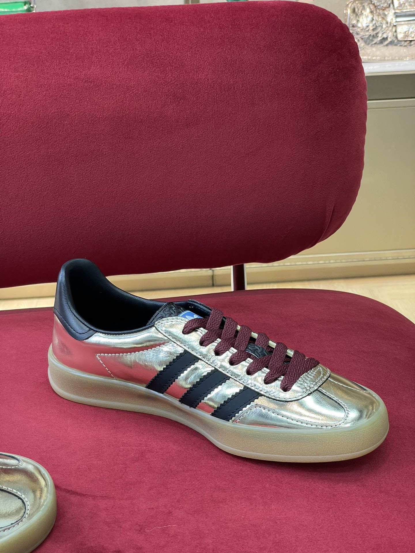 Новинки осенне-зимней коллекции Gucci 2022 — Коллаборация — Кроссовки — Унисекс — Золотой