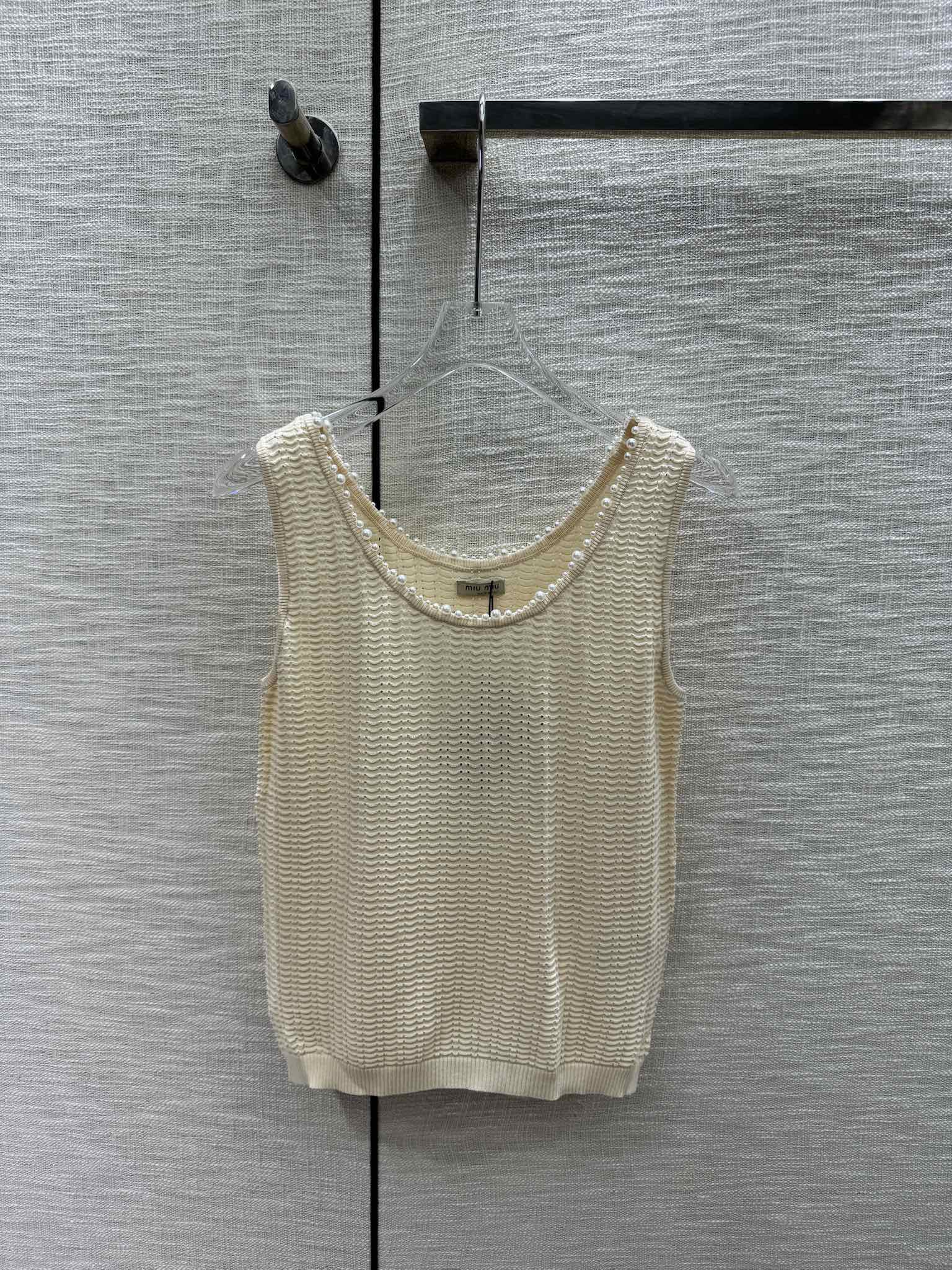 Жилет Miu Miu-2404 из плотной вязки с бисером - абрикосовый