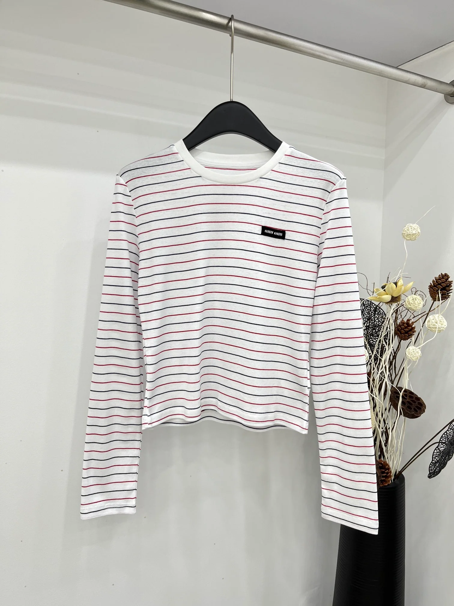 Miu Miu-2404 - Футболка с длинными рукавами в полоску с аппликацией контрастных цветов и вышитой этикеткой - Белая