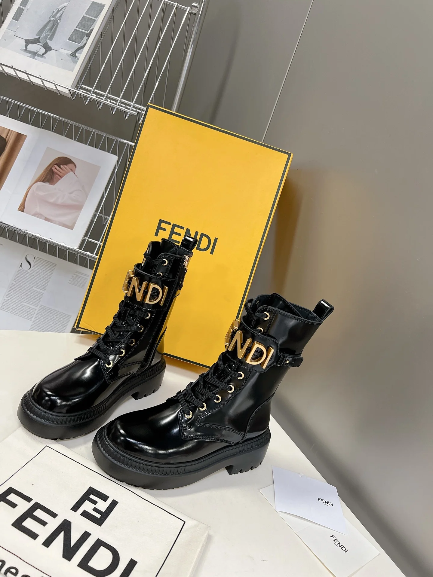 Новинка весны 2022 года от Fendi - Ботильоны Martin на шнуровке с пряжкой в ??виде буквы - Черные