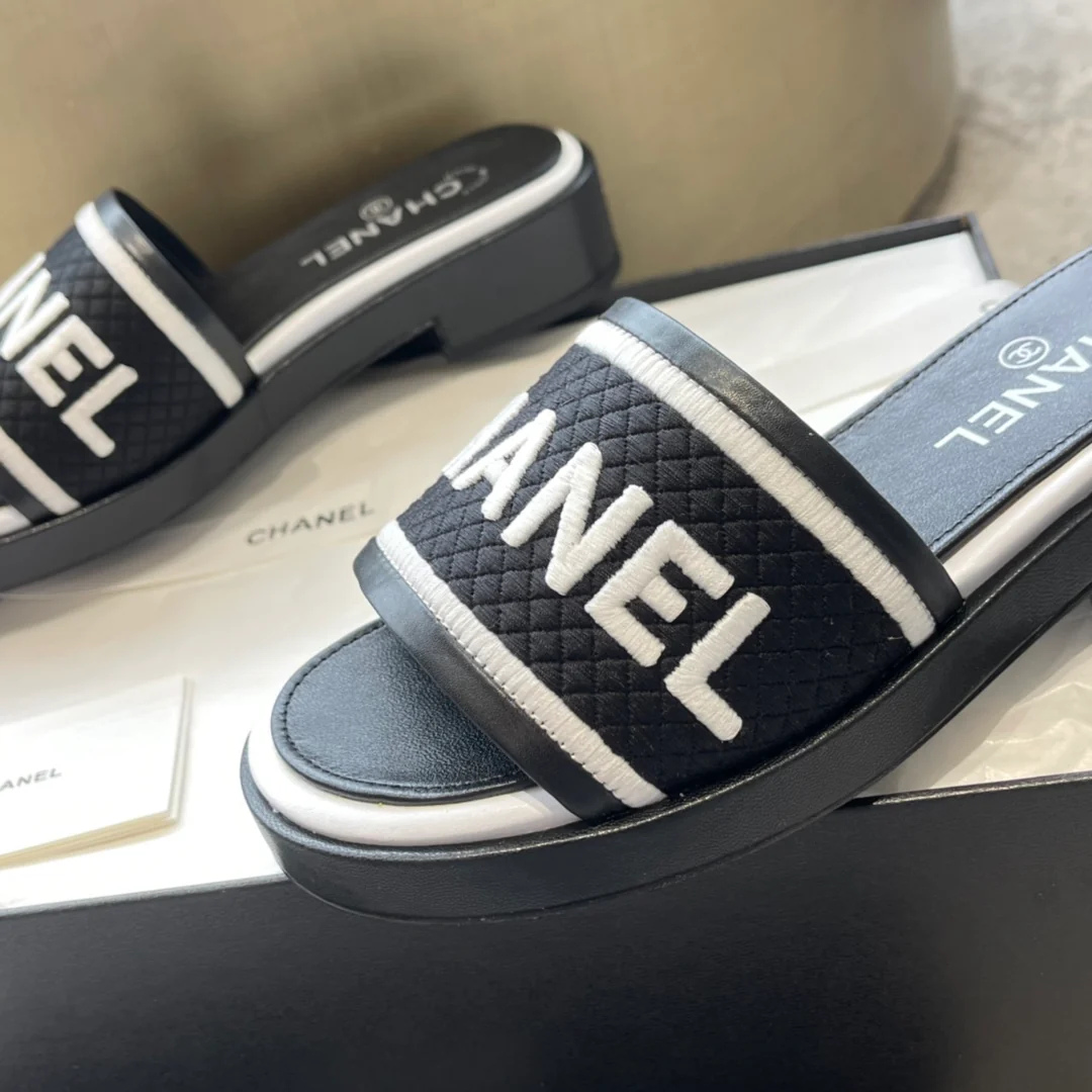 Новинка сезона весна/лето 2023 от Chanel - Плетеные тапочки - Белые