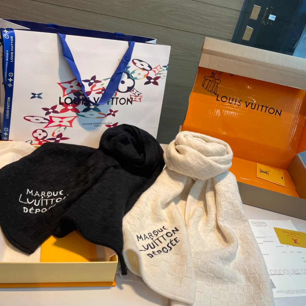 Классический однотонный шарф LV 2024 - белый