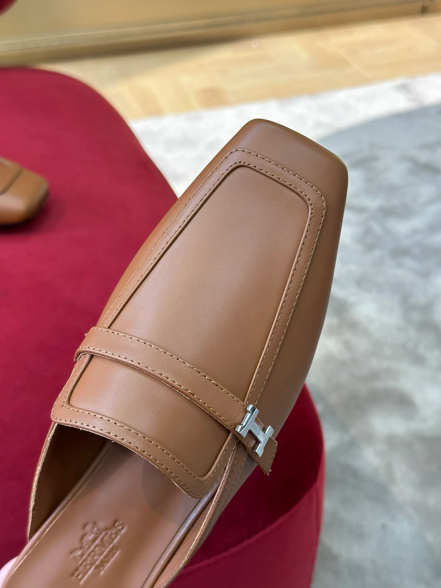 Новинка сезона весна/лето 2023 от Hermes - Кожаные тапочки с квадратным носком - Коричневые