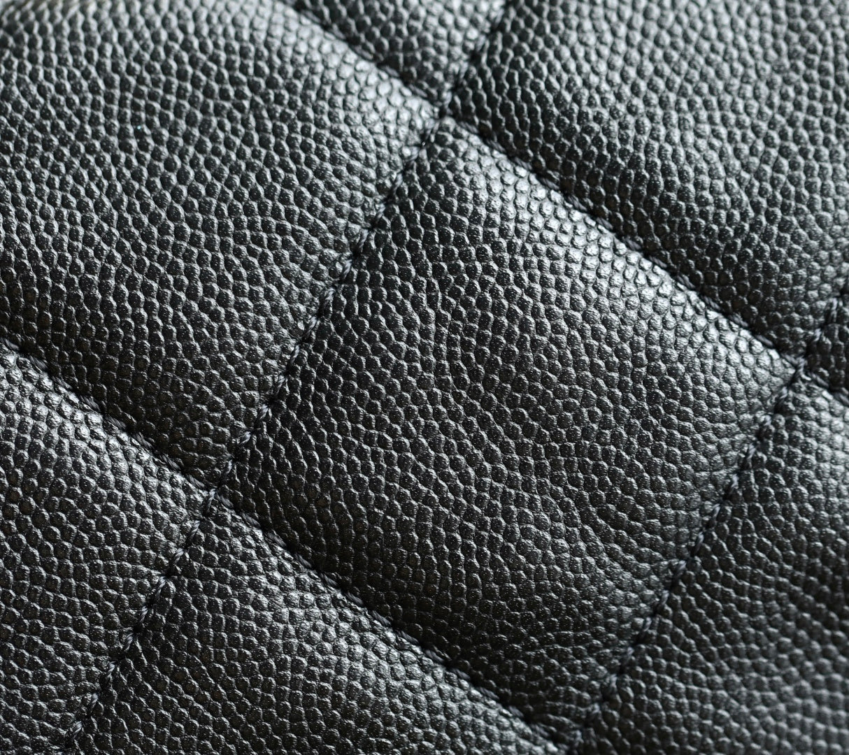 Сумка-боулинг Chanel 25k с двумя карманами — черная кожа с золотой пряжкой и маленьким шариком.