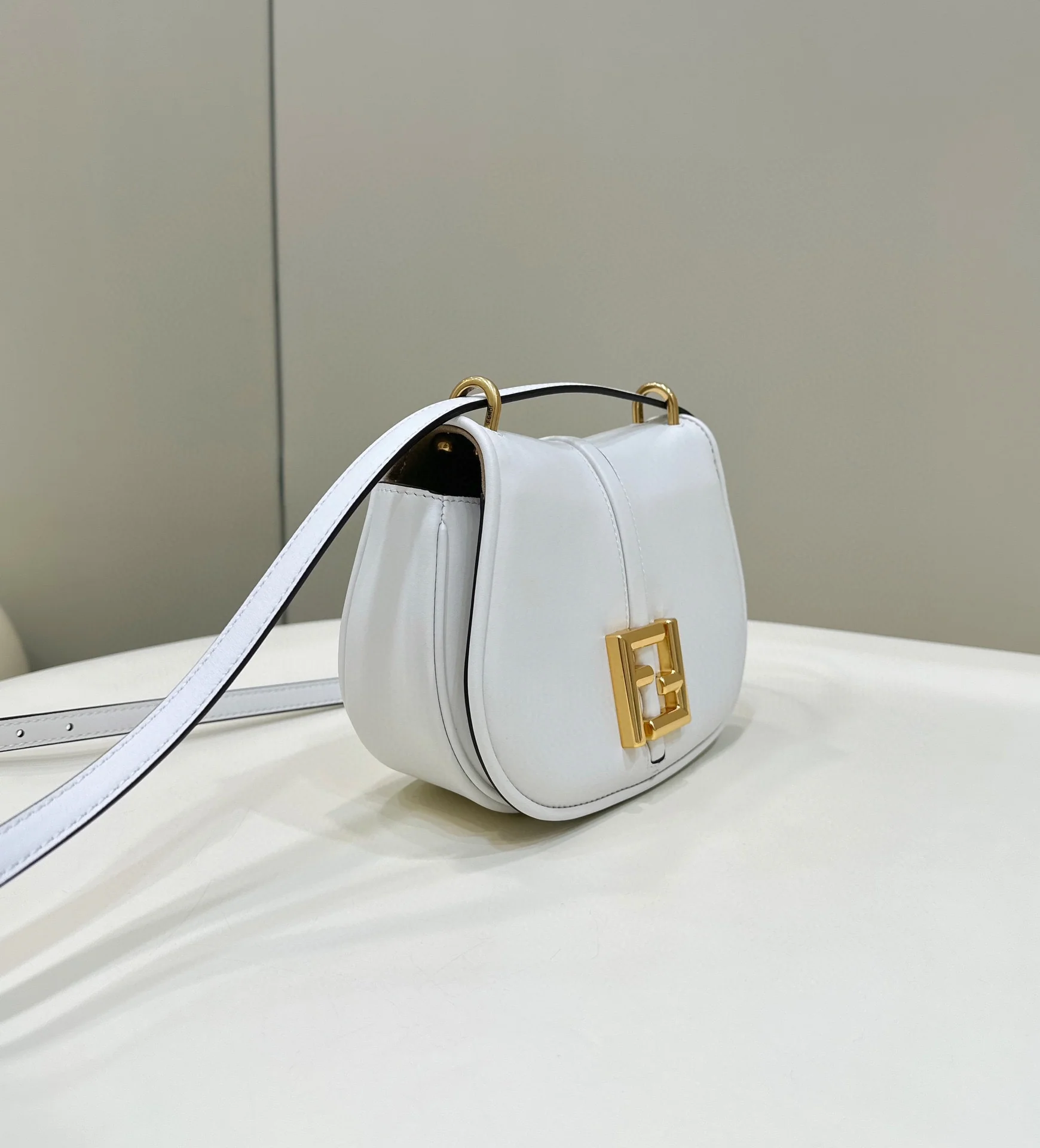 Сумка-седло Fendi в стиле ретро с клапаном - белая