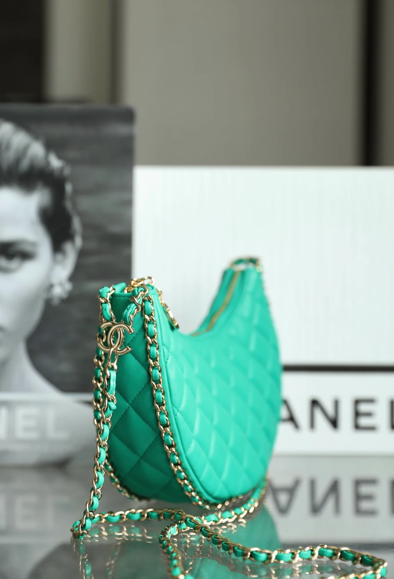 Новинка сезона весна/лето 2023 от Chanel - сумка ?Полумесяц? - маленькая - зеленая