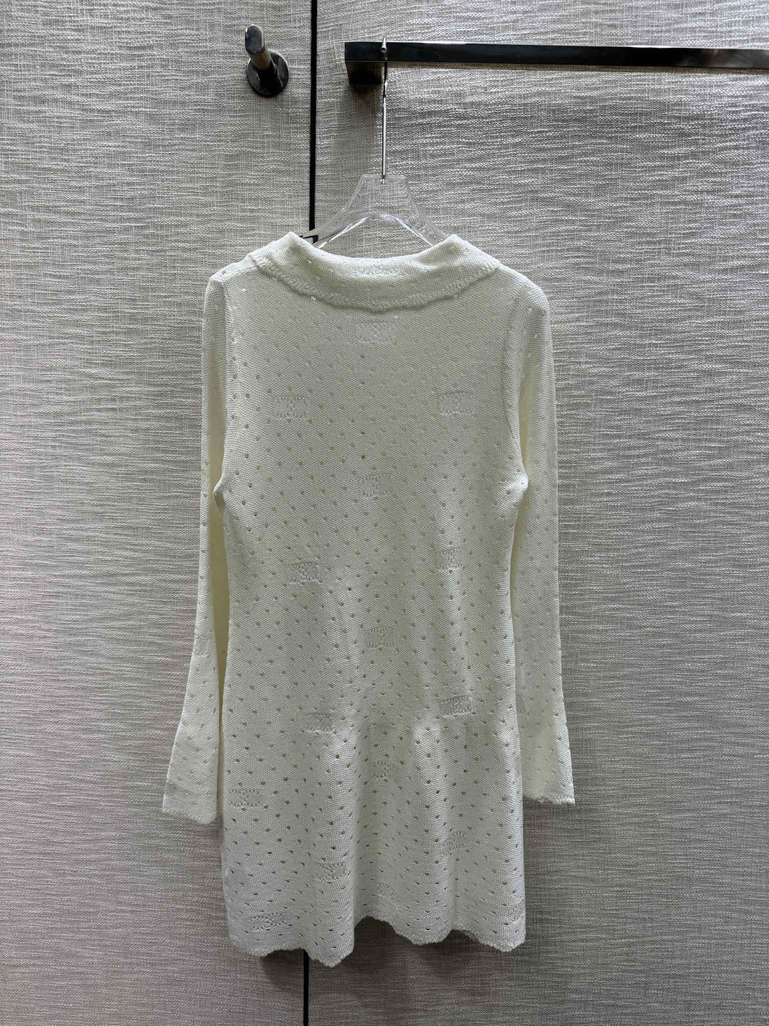 Платье Chanel 2403 Double C из ажурной вязки — абрикосовое.