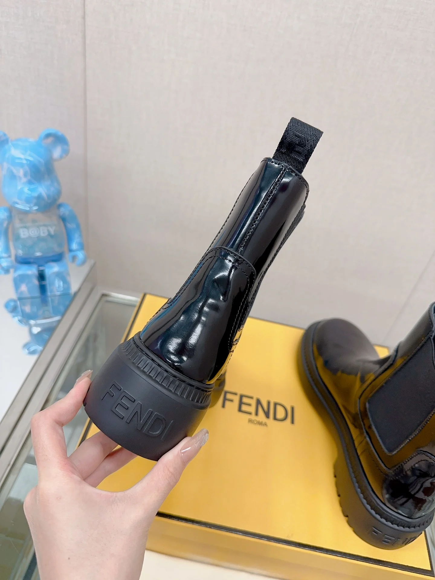 Новинка сезона осень/зима 2023 от Fendi — ботильоны-челси на платформе с эластичным поясом — глянцево-черные.