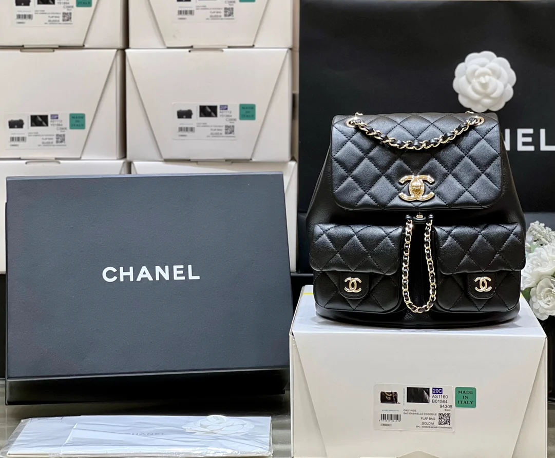 Коллекция Chanel Весна/Лето 2023 - Duma - Однотонный рюкзак из телячьей кожи - Черный