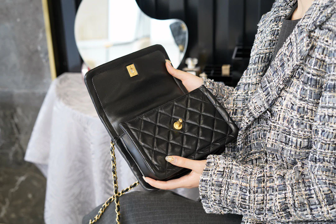 Булочка из тофу с монетой от Chanel