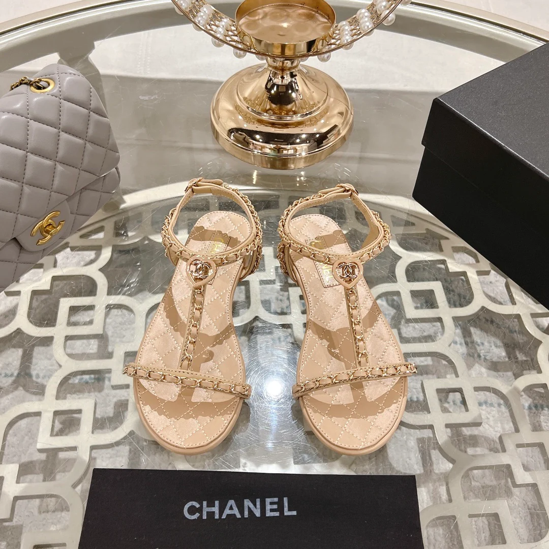 Сандалии Chanel 2024 на плоской подошве - кофейного цвета