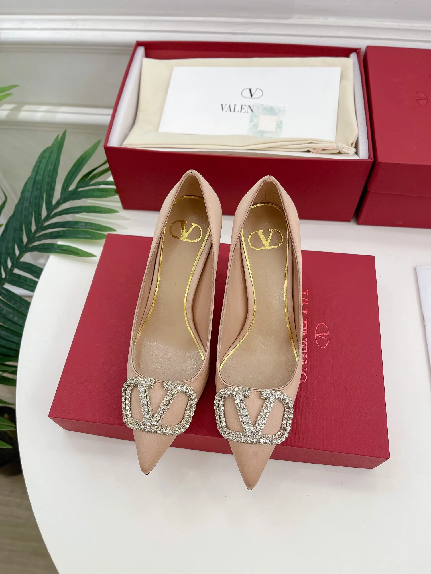 Новинка лета 2023 от Valentino - Коллекция Roman Stud - Туфли на высоком каблуке с бриллиантовой пряжкой - 5 см - Телесный цвет