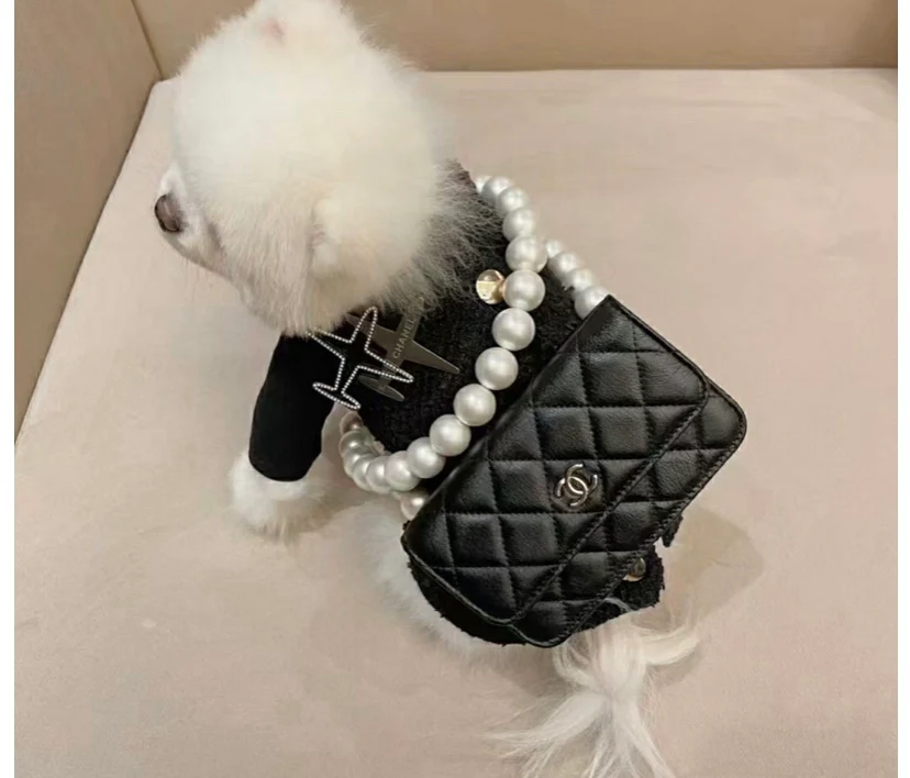 Маленькая сумочка Chanel с жемчужной цепочкой - 1 шт.