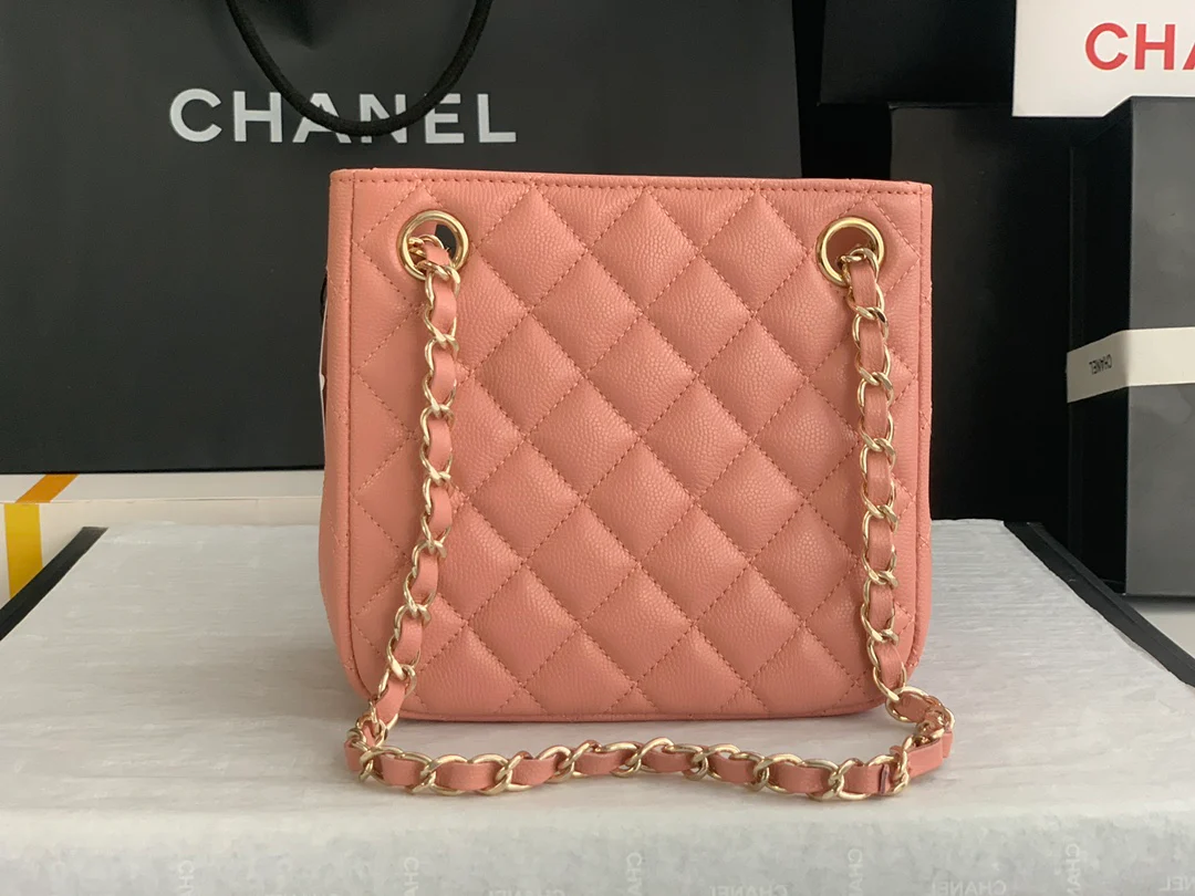 Новая сумка-тоут Chanel весна/лето 2022 — розовая.