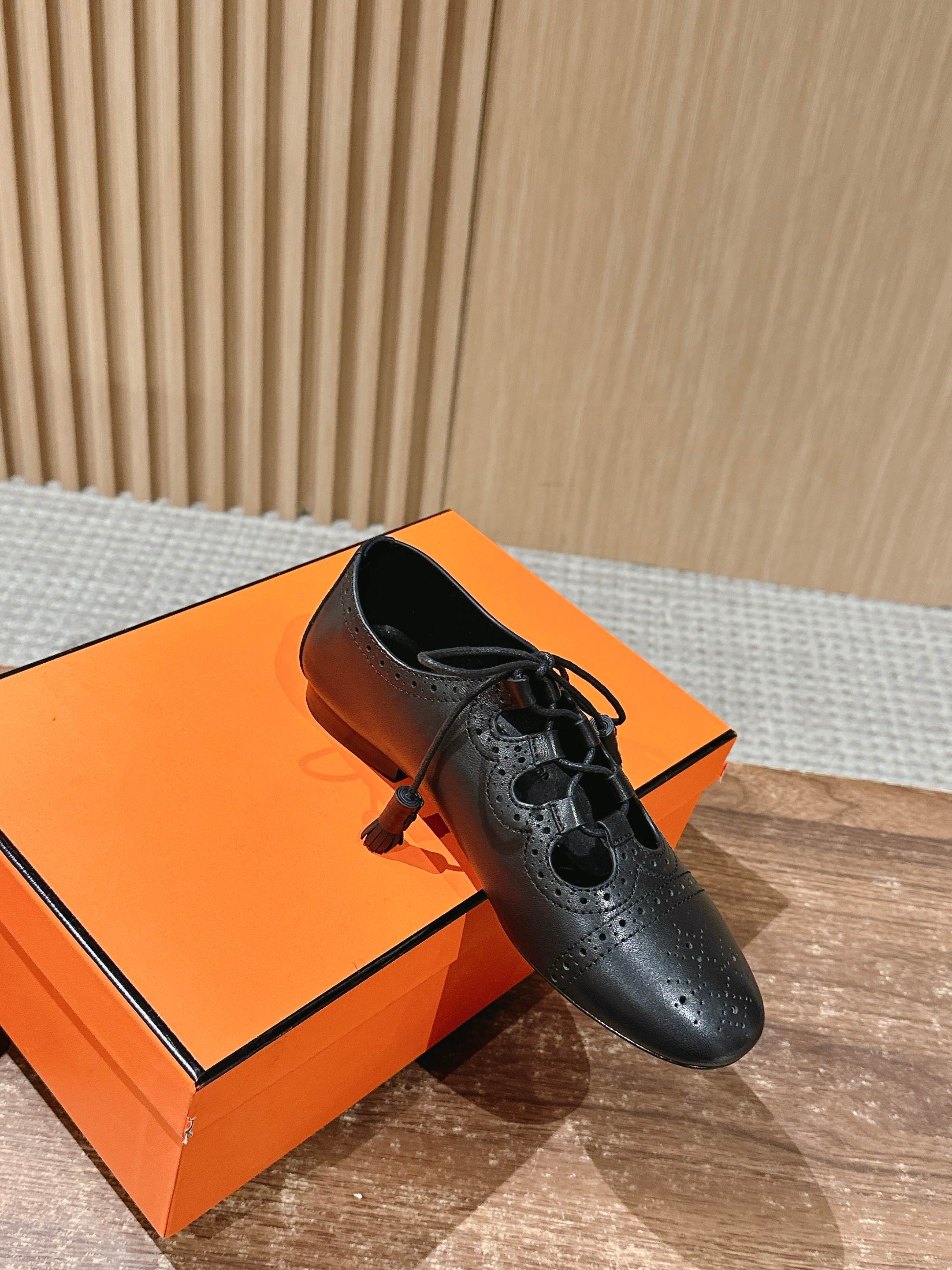 Hermes - Перфорированные балетки с резным узором - Черные