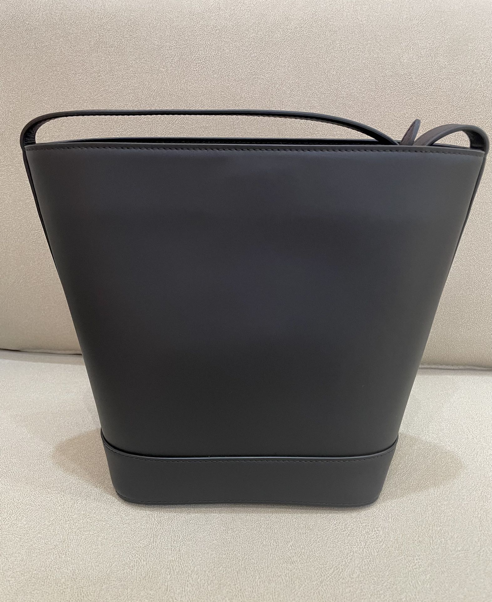 Маленькая черная кожаная сумка-ведро Celine Cuir Triomphe