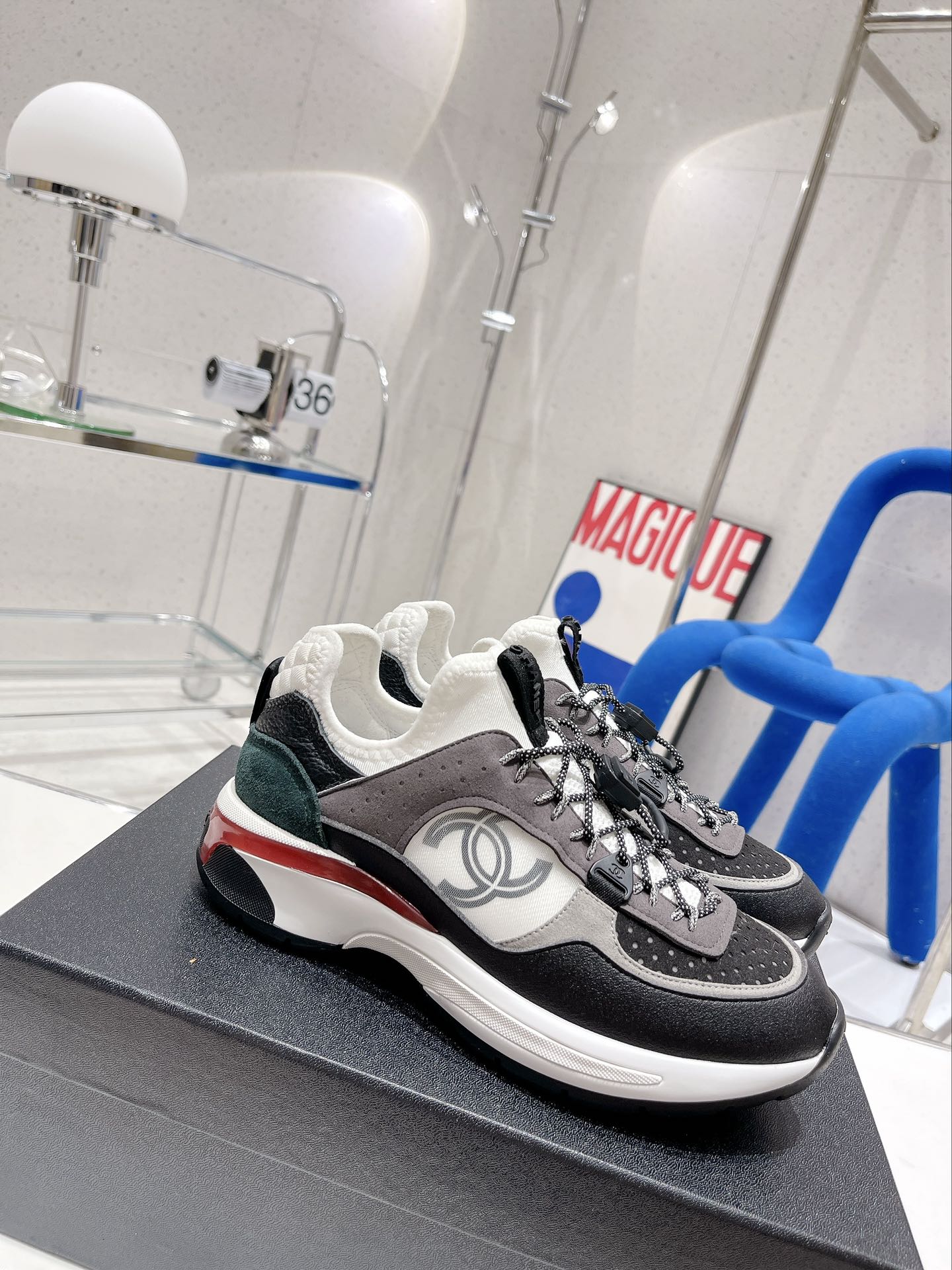 Кроссовки Chanel из коллекции осень/зима 2022, выполненные в стиле пэчворк — размеры 35-40.