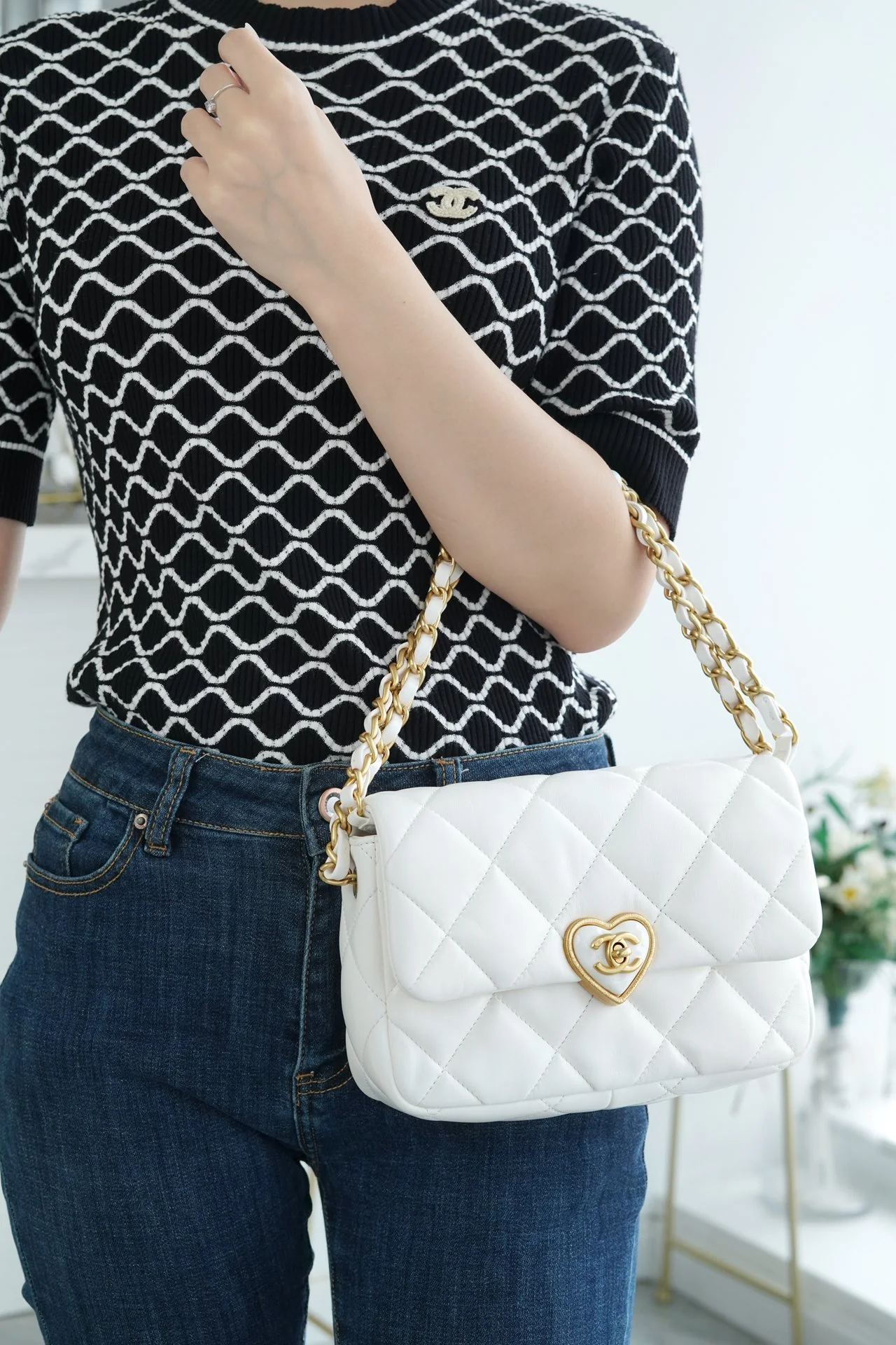 Новинка сезона весна/лето 2023 от Chanel - сумка с эмалированной пряжкой в ??форме сердца - белая - большой размер