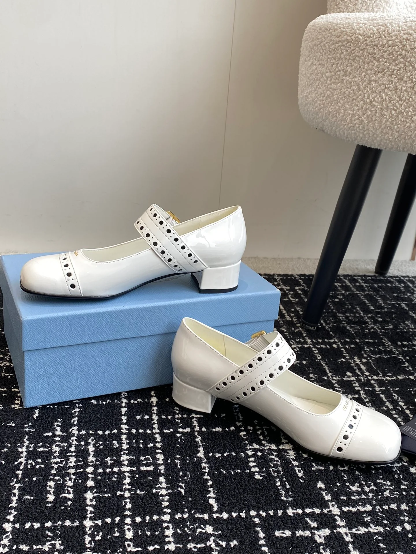 Туфли-мэри-джейн Prada 2024 в стиле ретро - белые