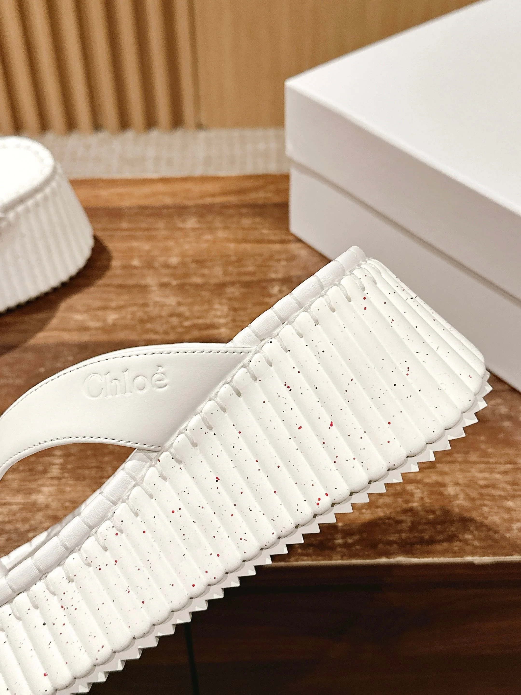 Шлёпанцы на платформе Chloe - белые