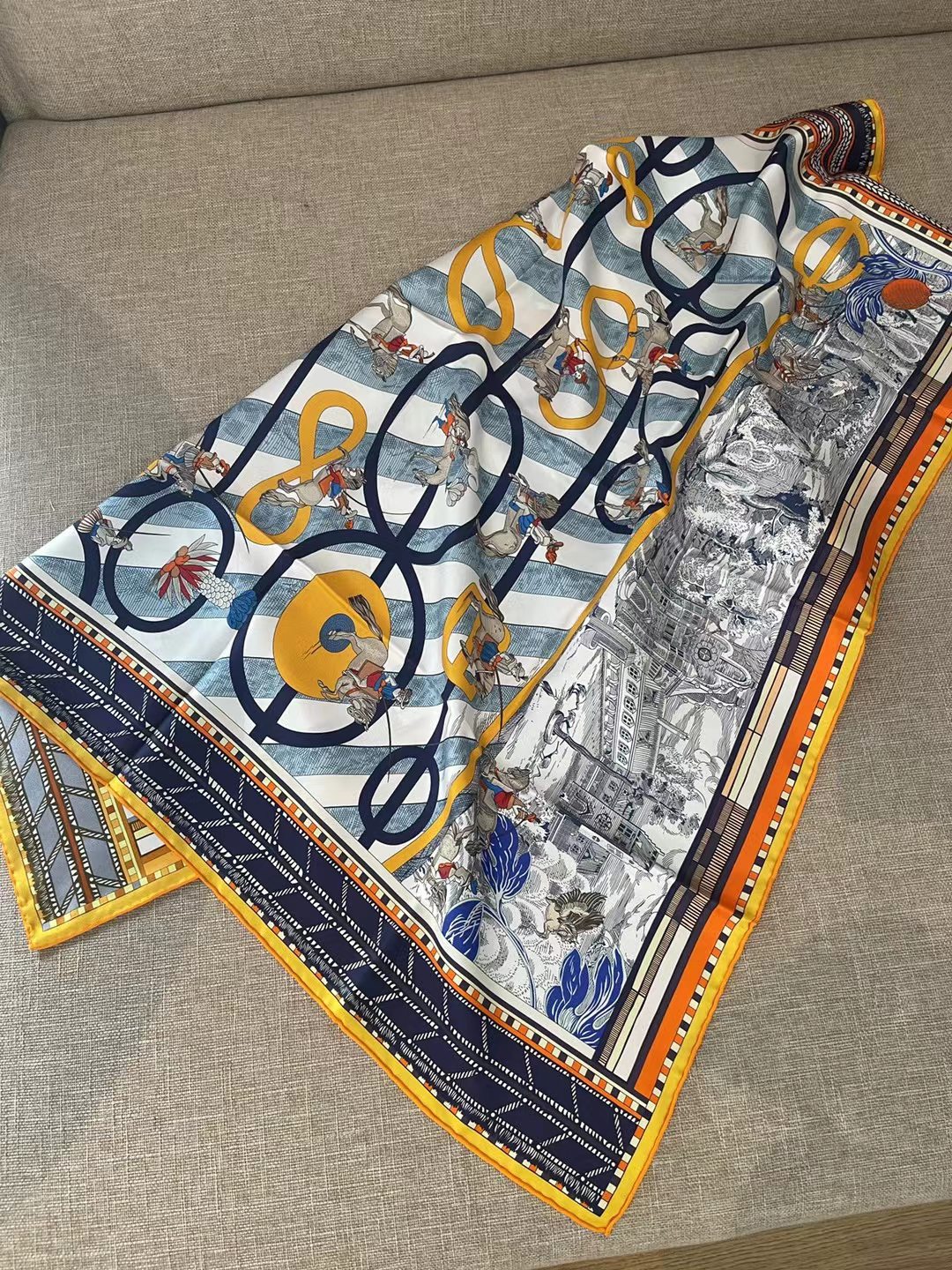 Шелковый шарф Hermes 90 - 19 момм - с поворотным движением и змеевидной текстурой.