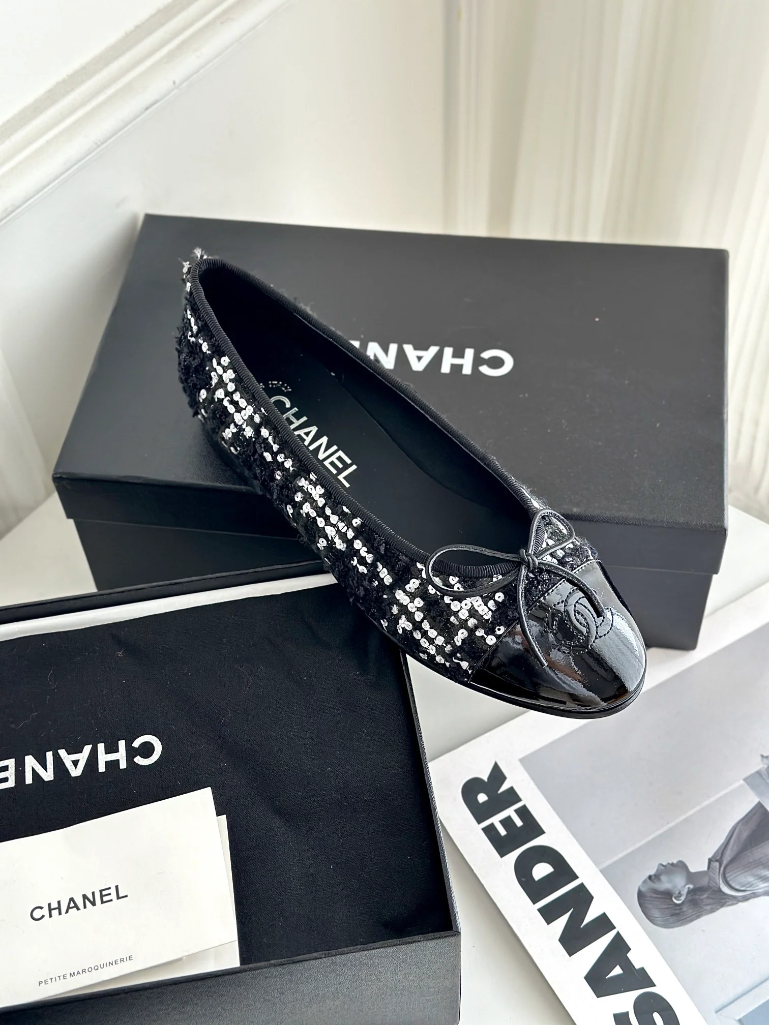 Новинка Chanel 2023 года - Классические балетки в твидовом стиле