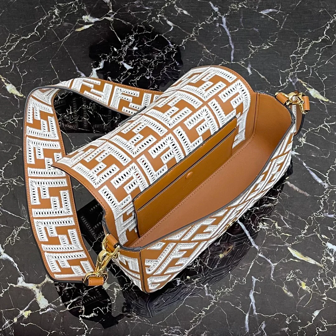 Сумка-багет Fendi Baguette Medium из коричневой кожи с кружевом.