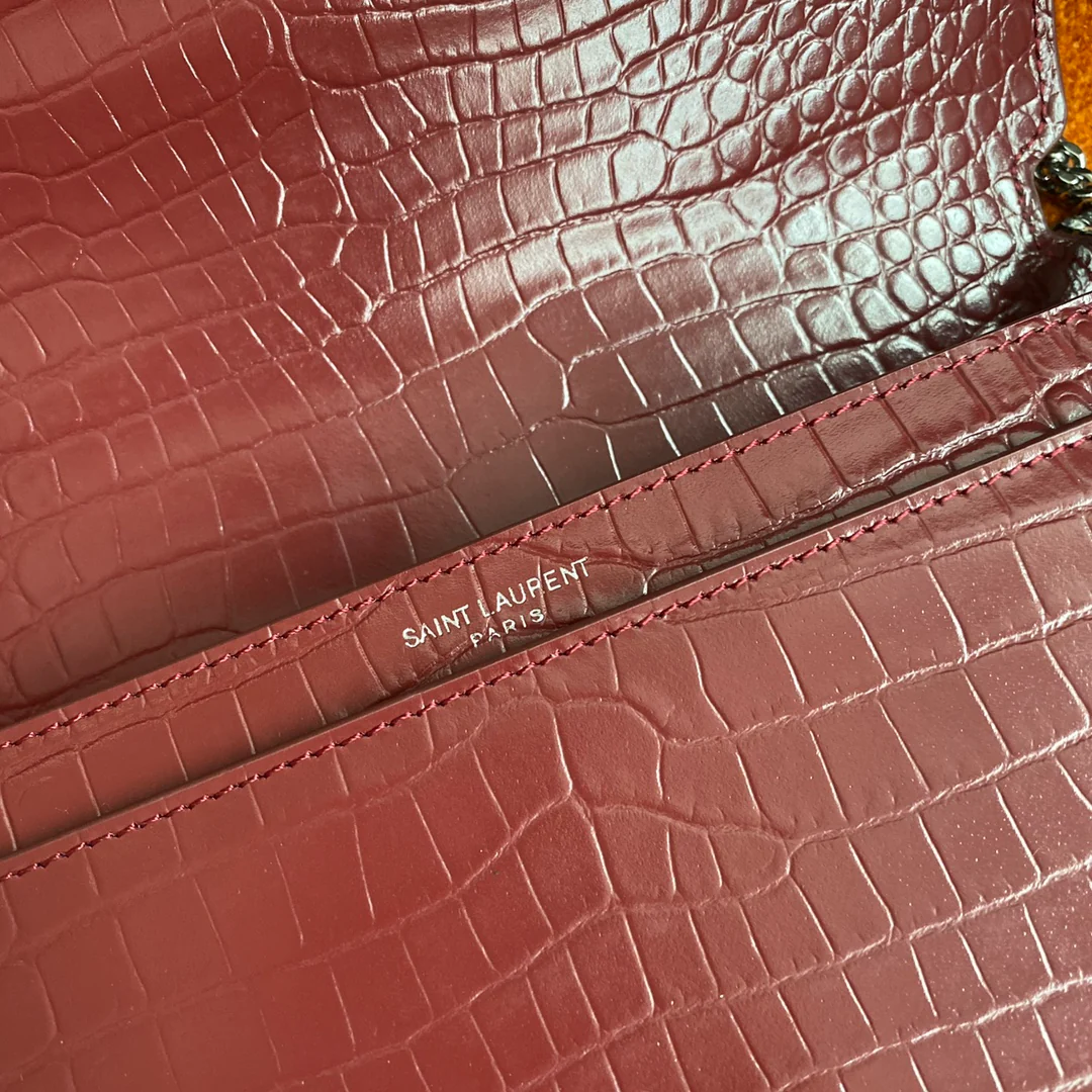 Сумка-конверт YSL Cassandra с крокодиловым принтом