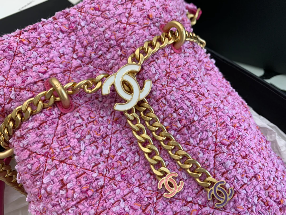 Новинка 2022 года от Chanel - Эмалированная сумка-ведро.