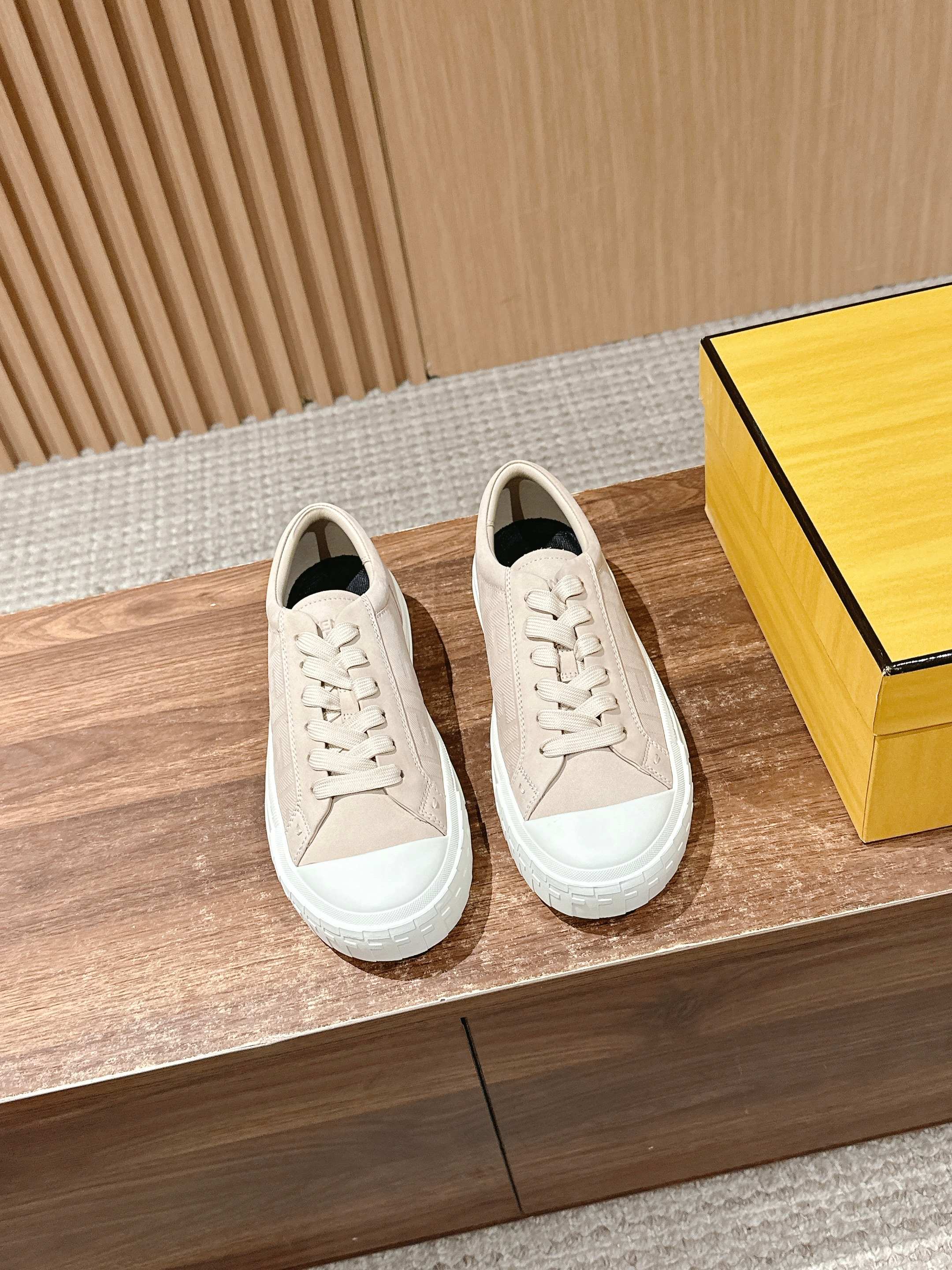 Fendi - Туфли цвета бисквита - Повседневная обувь - Абрикосовый