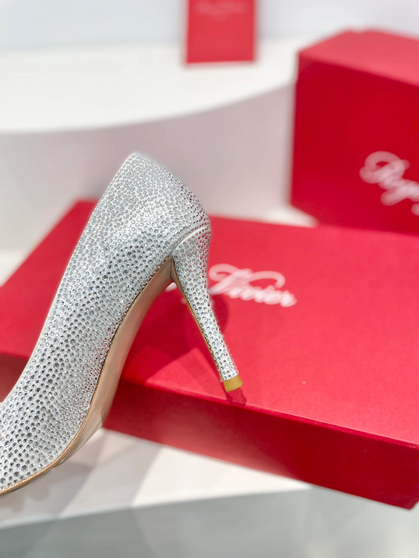 Обувь RV Shoes - Серия ?Кристальные туфли? - Туфли на высоком каблуке со стразами - Серебристые