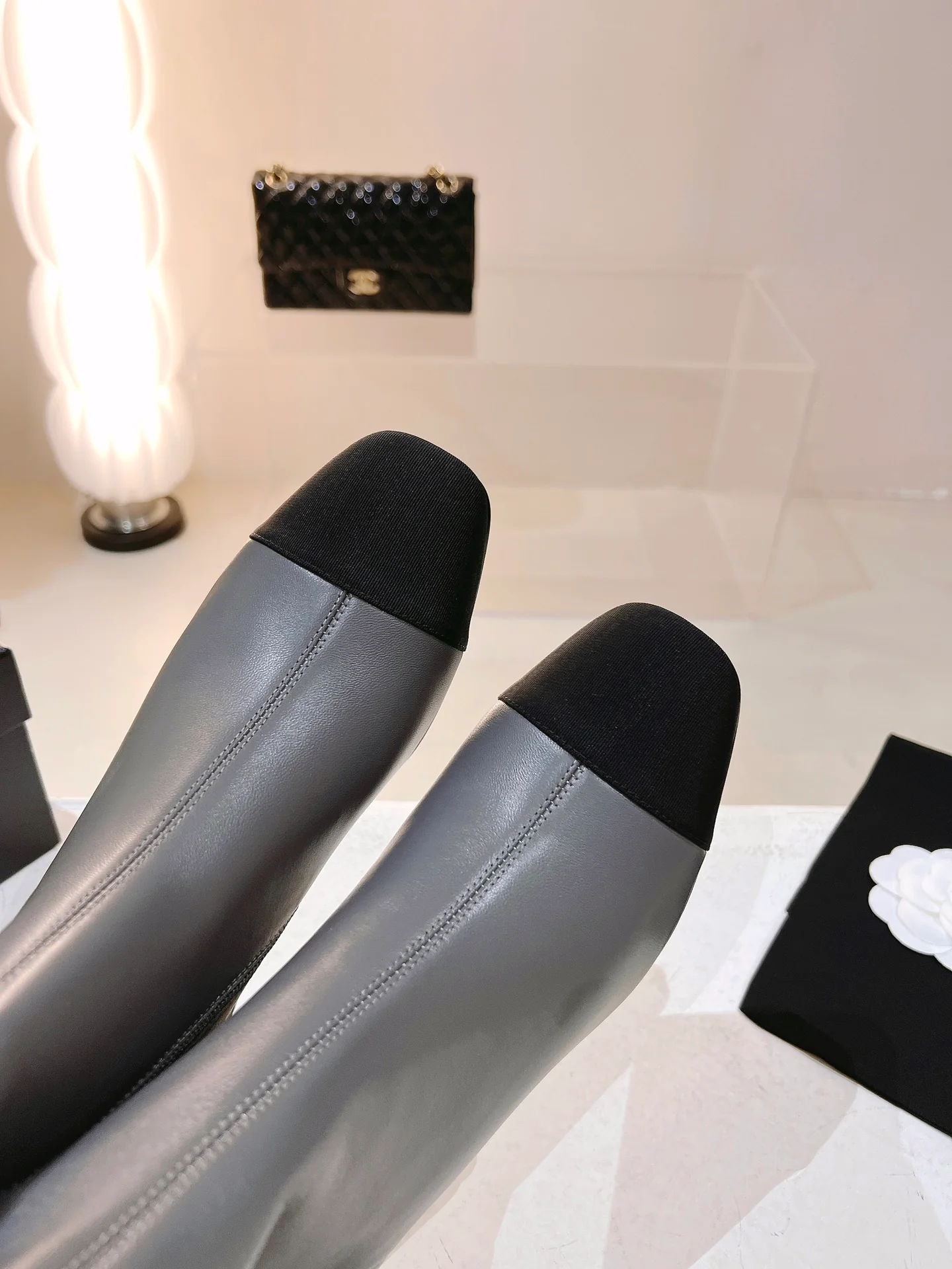 Новинка сезона осень/зима 2022 от Chanel - Ботильоны - Серые