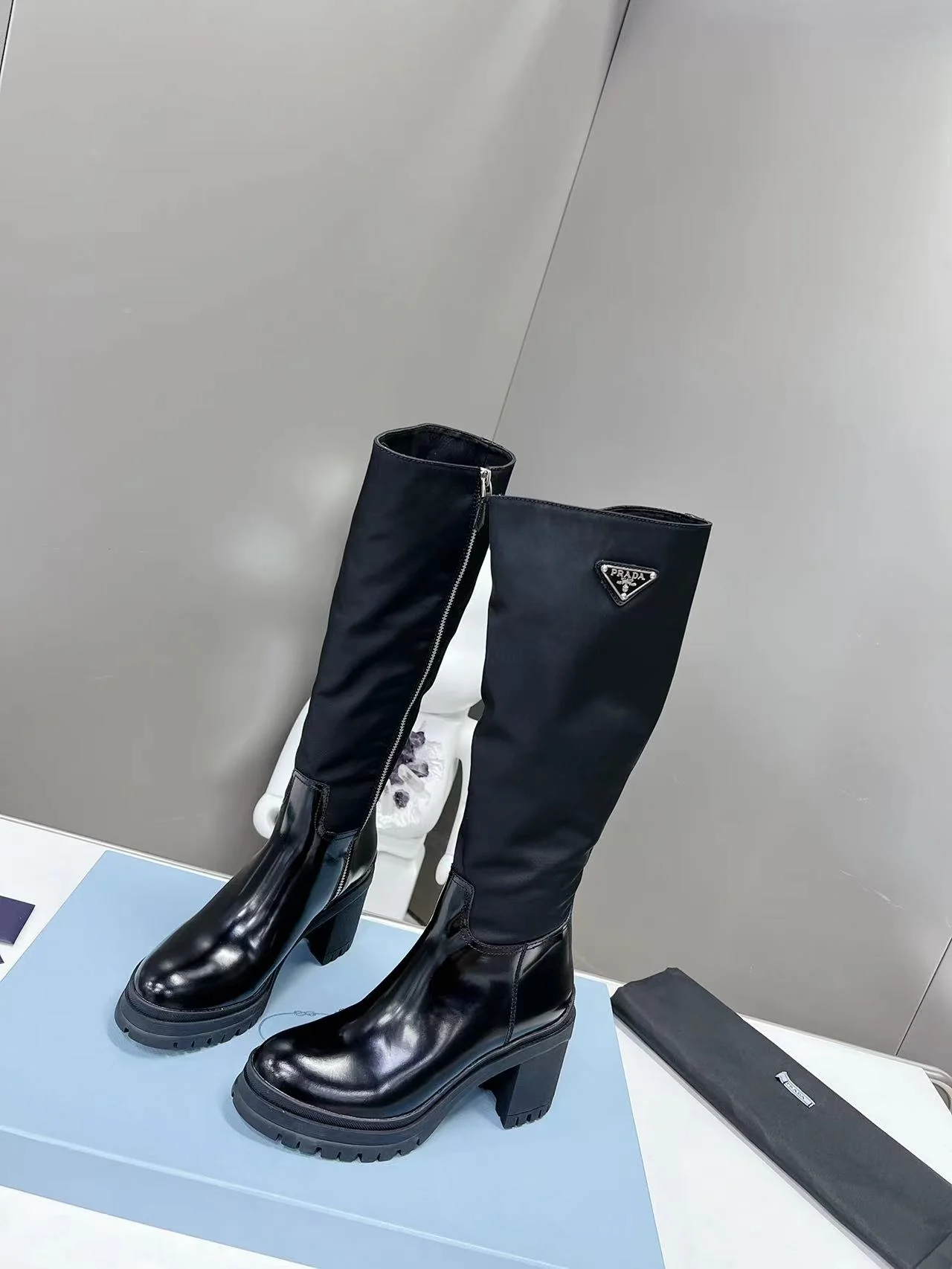 Chanel - Новинка весны 2022 года - Ботинки на массивном каблуке - Черные