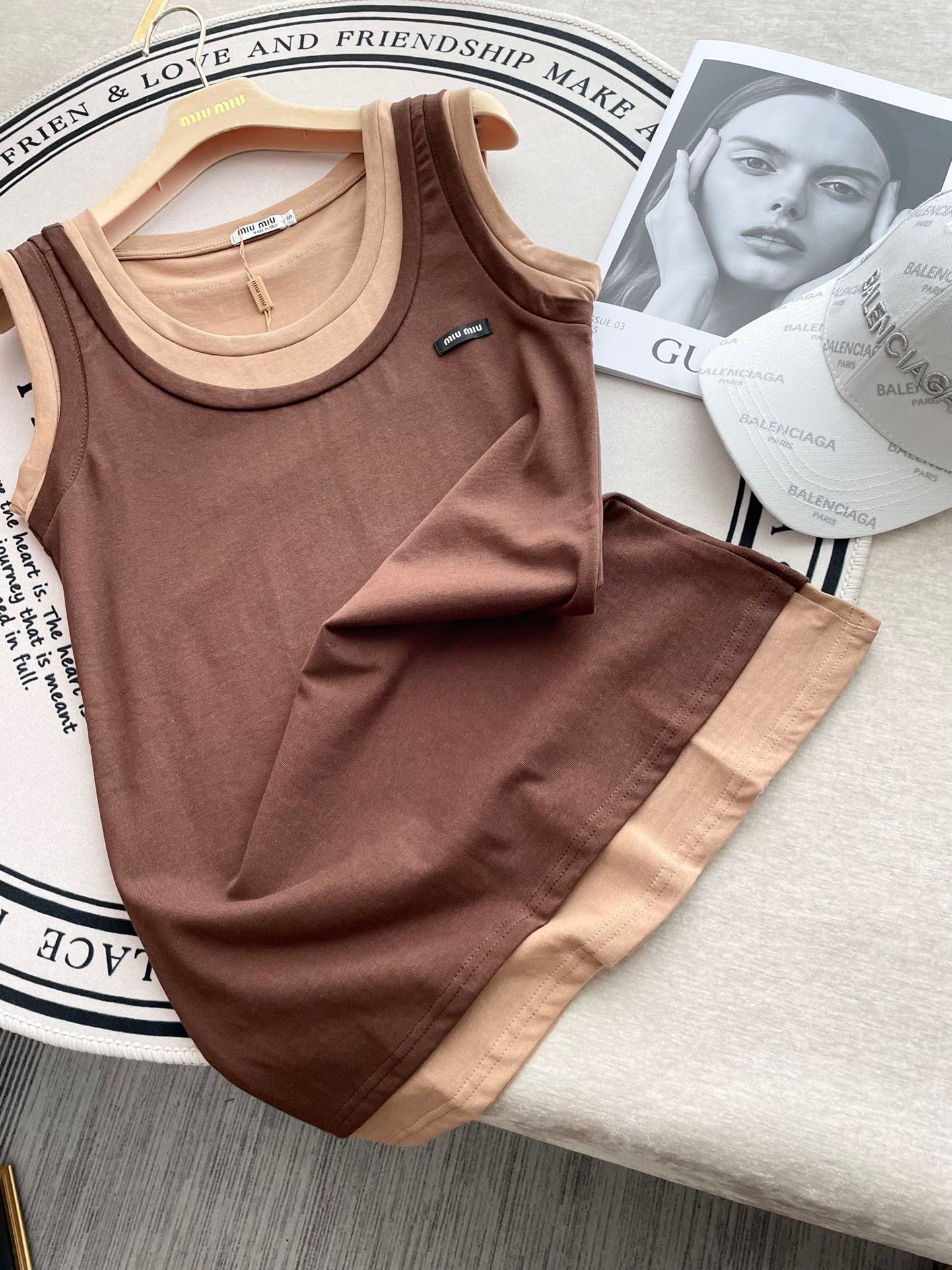 Новинка сезона весна/лето 2024 от Miu Miu: многослойный, культовый универсальный жилет — коричневый.