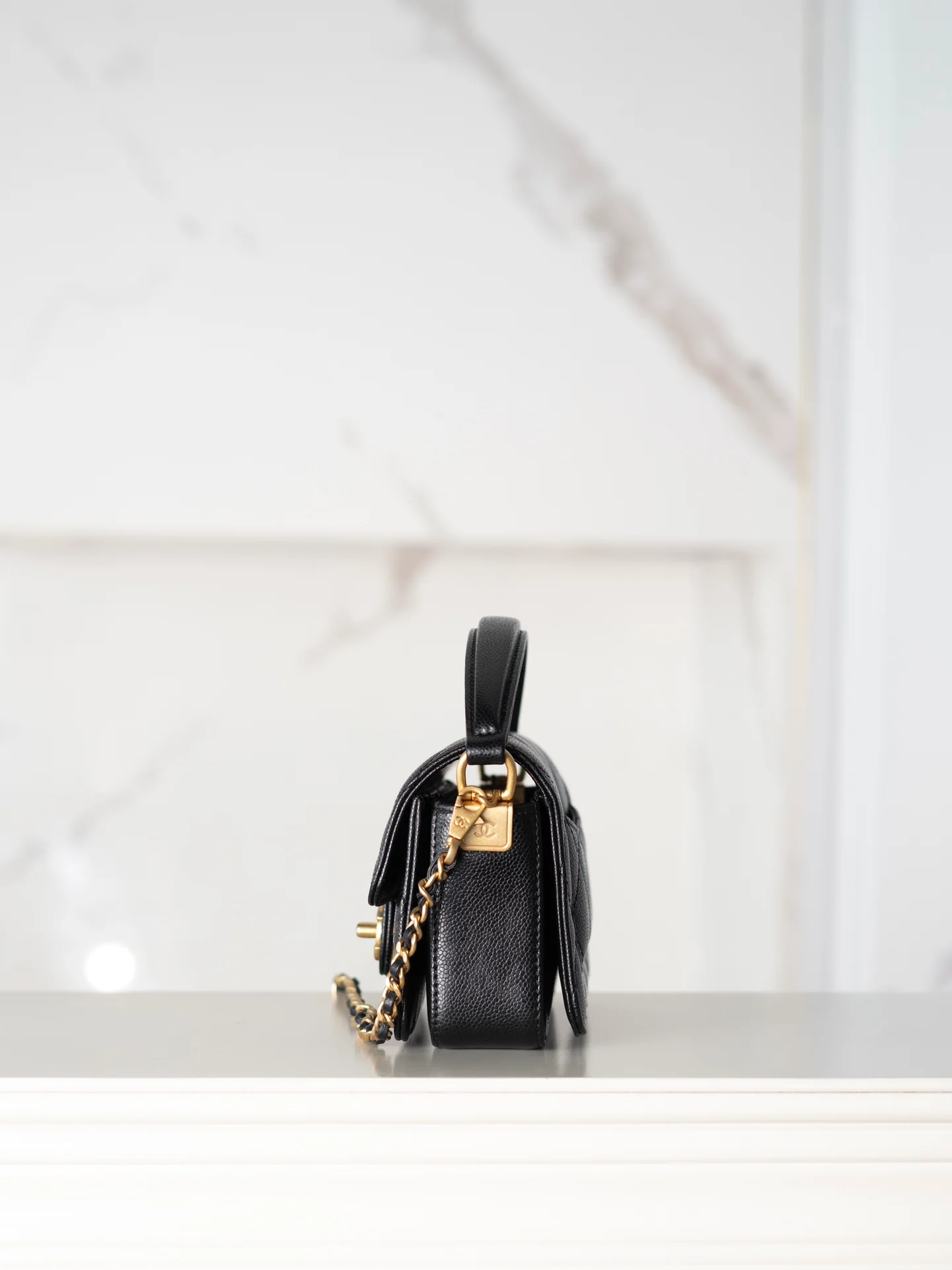 Мини-сумочка Chanel с клапаном и ручкой - черная