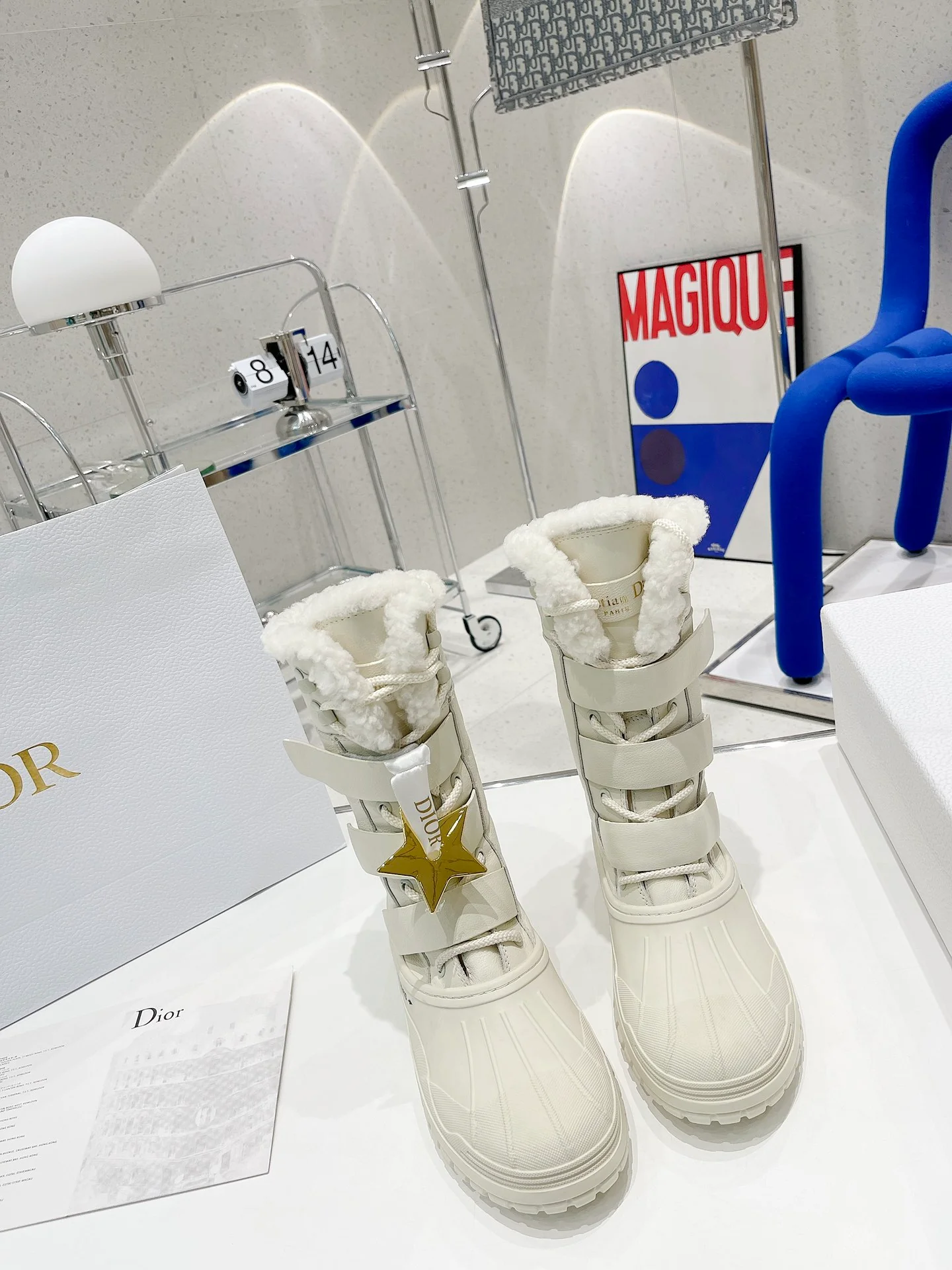 Dior - Ботильоны в форме звезды на мыске - Мотоциклетные ботильоны с меховой отделкой - Белые