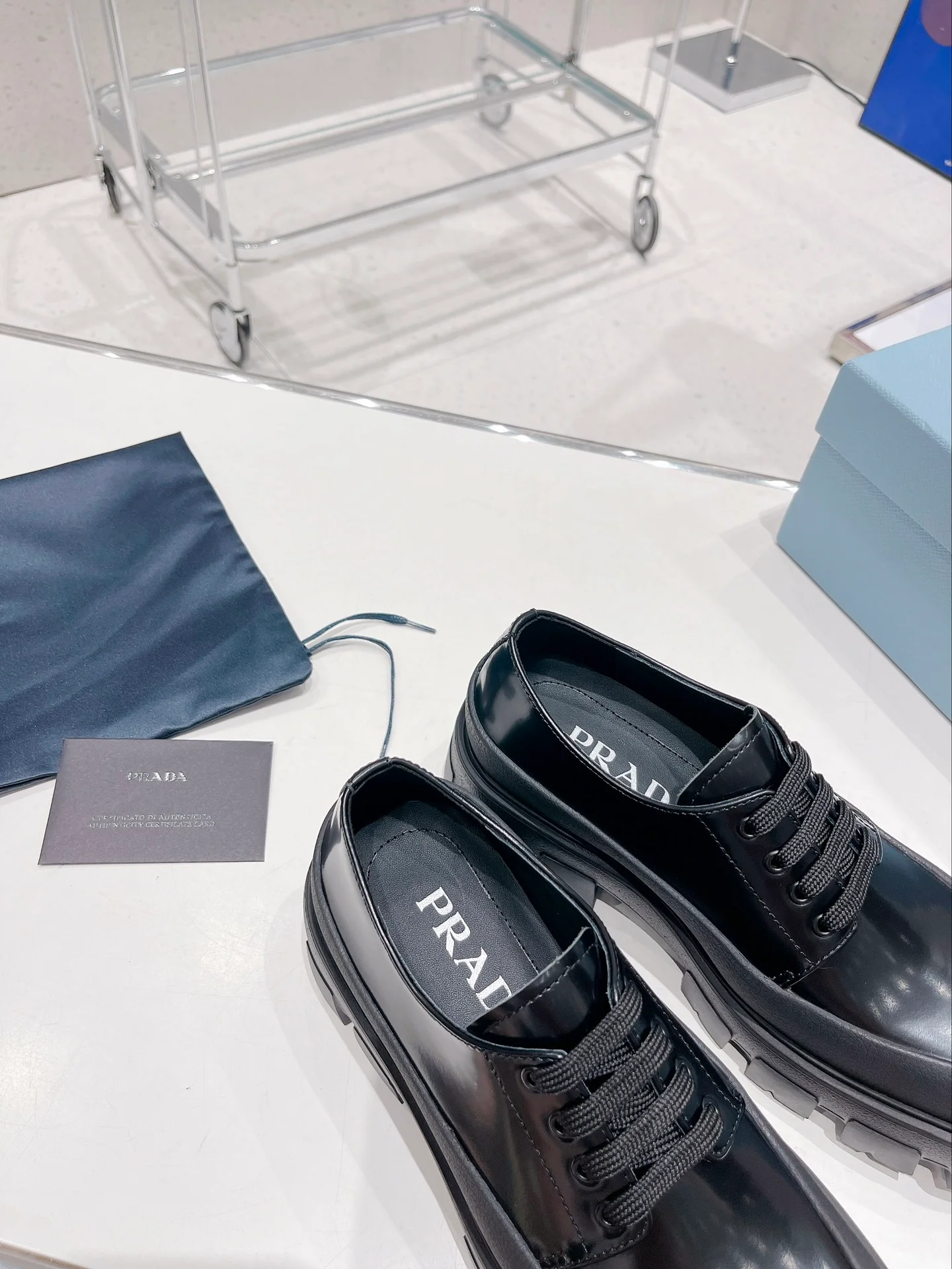 Новинка Prada 2022 года - лоферы на платформе с квадратным носком.