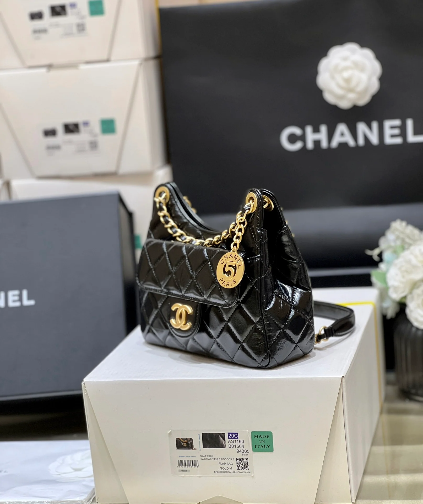 Сумка-хобо Chanel 23c из коллекции ?Ранняя весна? — черная кожа, обработанная маслом.
