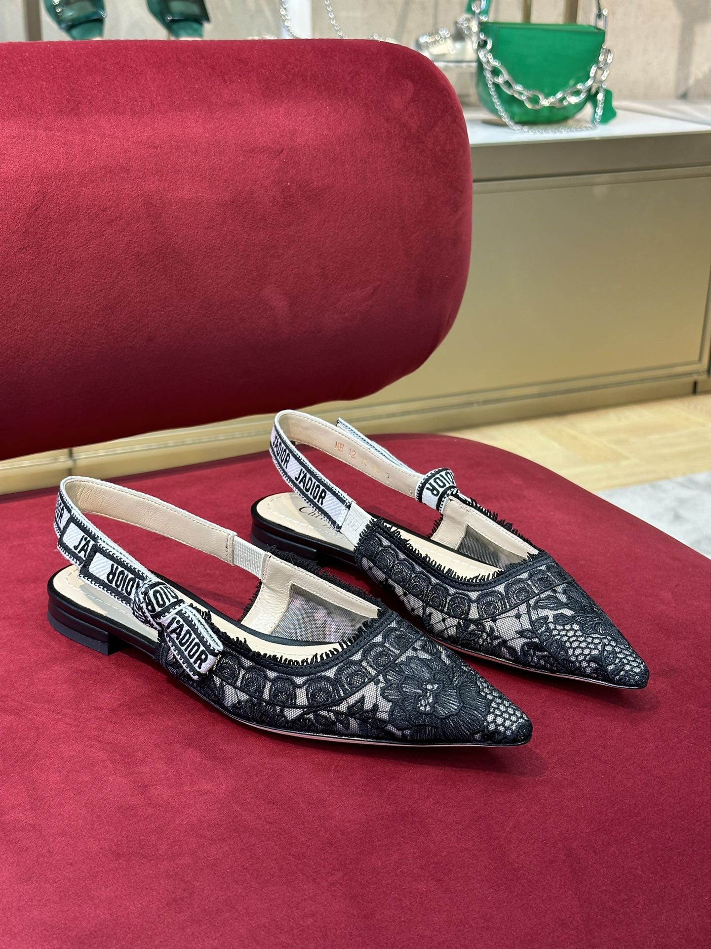 Кружевная коллекция Dior Весна/Лето 2023 - Сандалии на плоской подошве с узором из роз