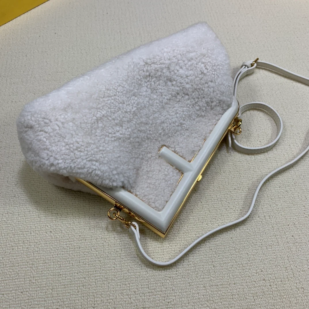 Маленькая белая шерстяная сумочка Fendi-first