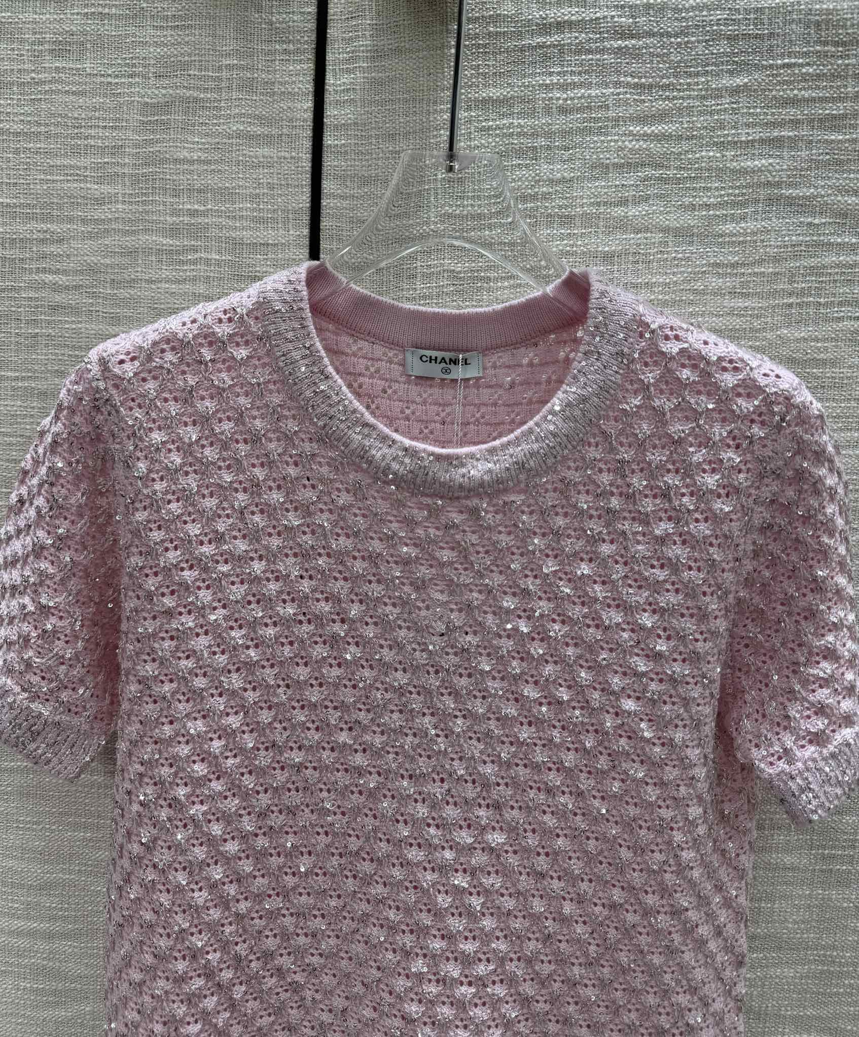 Футболка Chanel 2403 из трикотажа с коротким рукавом, черная и серебристая, с пайетками, розовая.